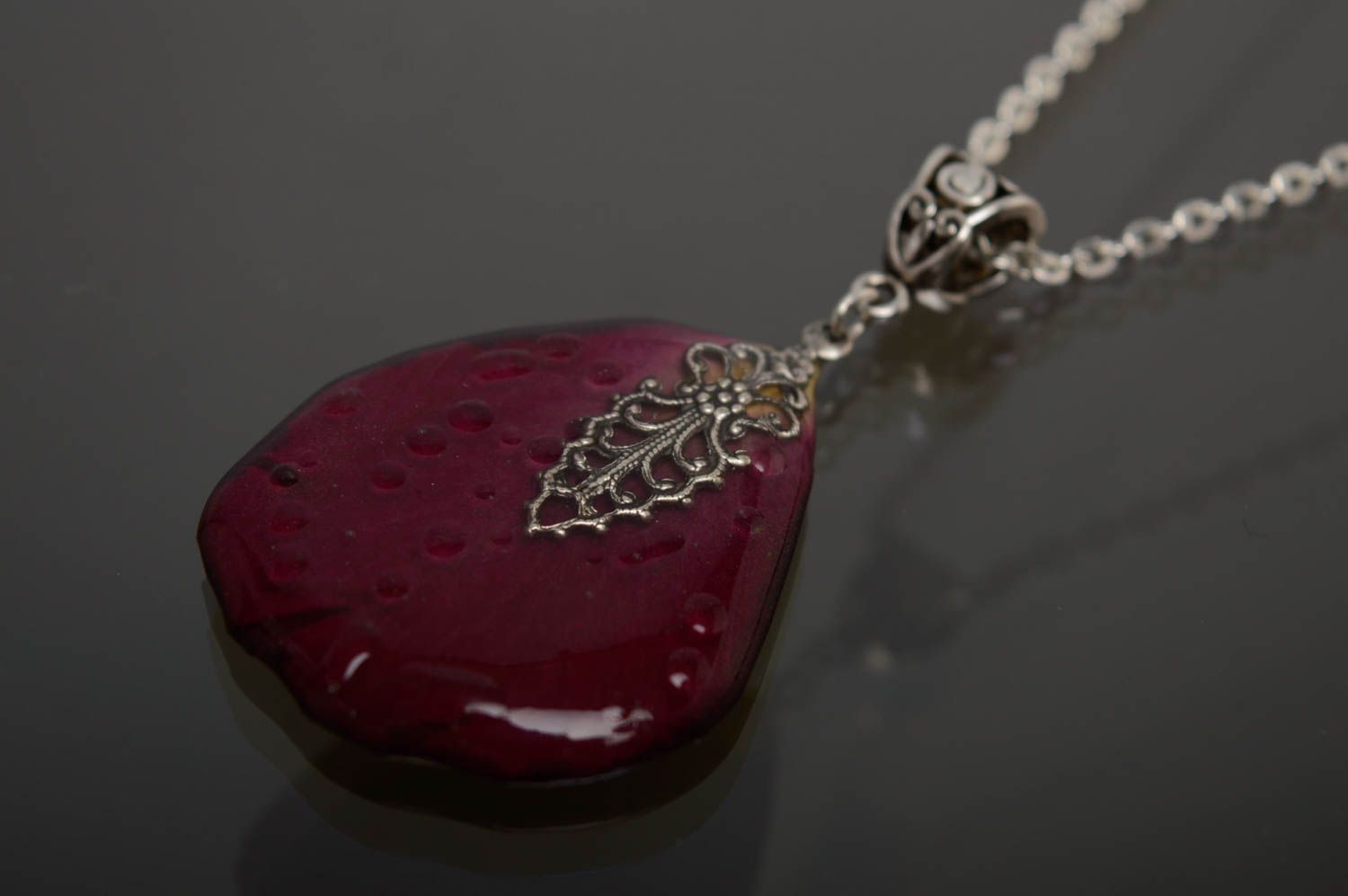 Neck pendant with rose petal coated with epoxy photo 5