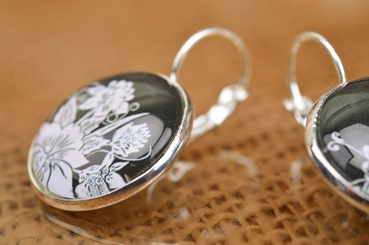 Handmade black and white metal dangle earrings of round shape with print  photo 4