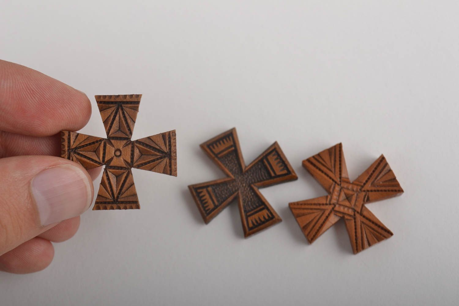 Pendentifs croix fait main 3 Bijoux ethniques de bois Accessoires femme sculptés photo 2