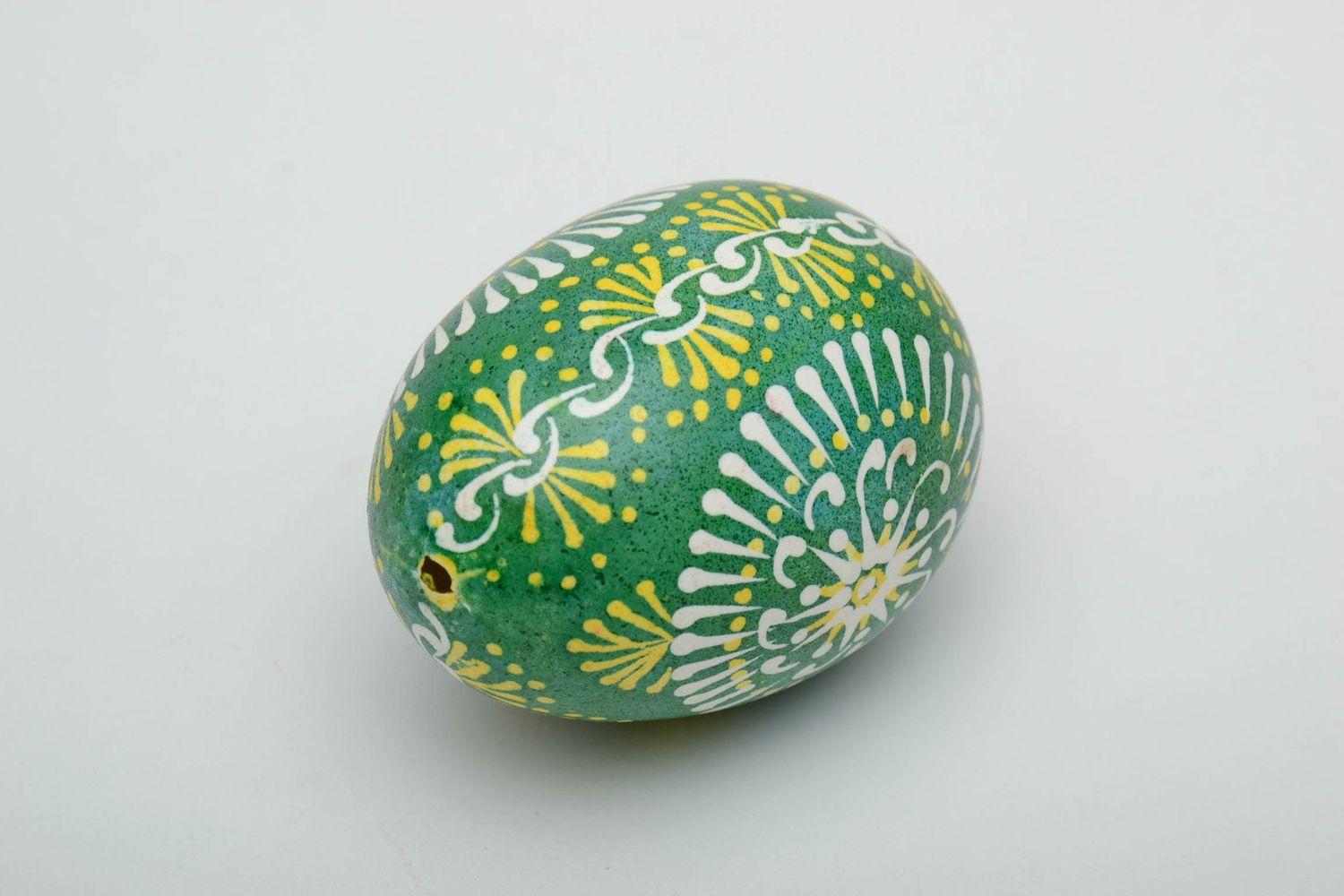 Декоративное яйцо ручной работы в зеленой цветовой гамме фото 3
