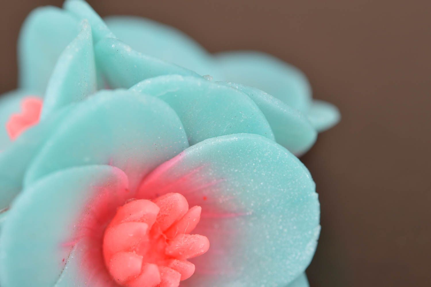 Заколка с цветами из полимерной глины ручной работы голубая с розовым красивая фото 5
