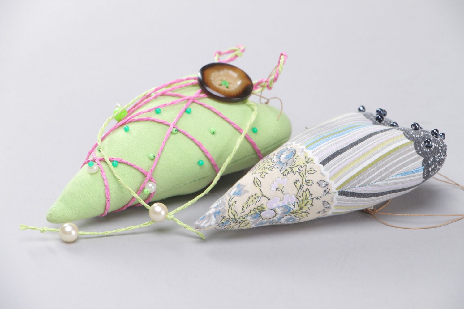 Dekoratives handmade Textil Anhänger Set Herzen mit Knöpfen und Glasperlen 2 Stück foto 2