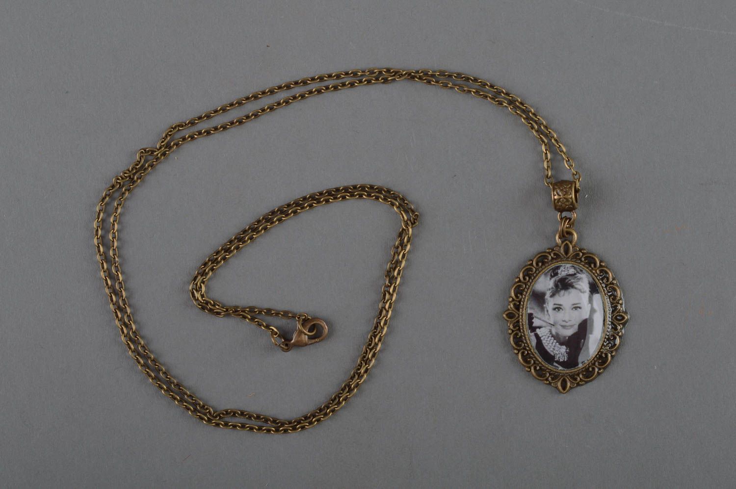 Pendentif vintage sur chaîne fait main ovale original cadeau pour femme photo 1