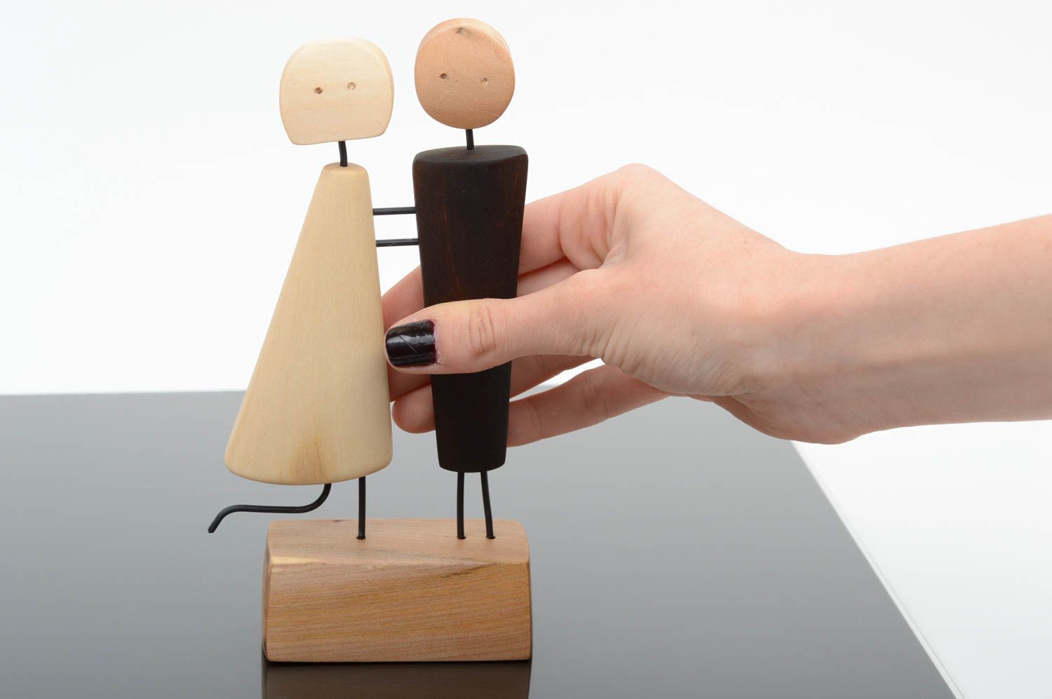 Figurine couple fait main Statuette déco Cadeau original souvenir en bois photo 5
