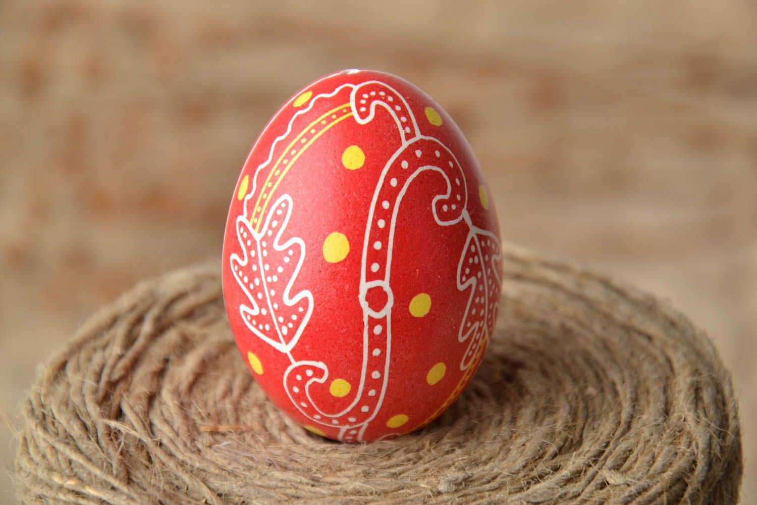 Oeuf de Pâques décoratif fait main original rouge avec ornement ukrainien  photo 1