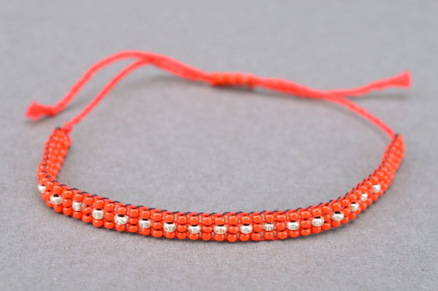 Feines handgemachtes interessantes rotes Armband aus Glasperlen mit Ethno Muster foto 2