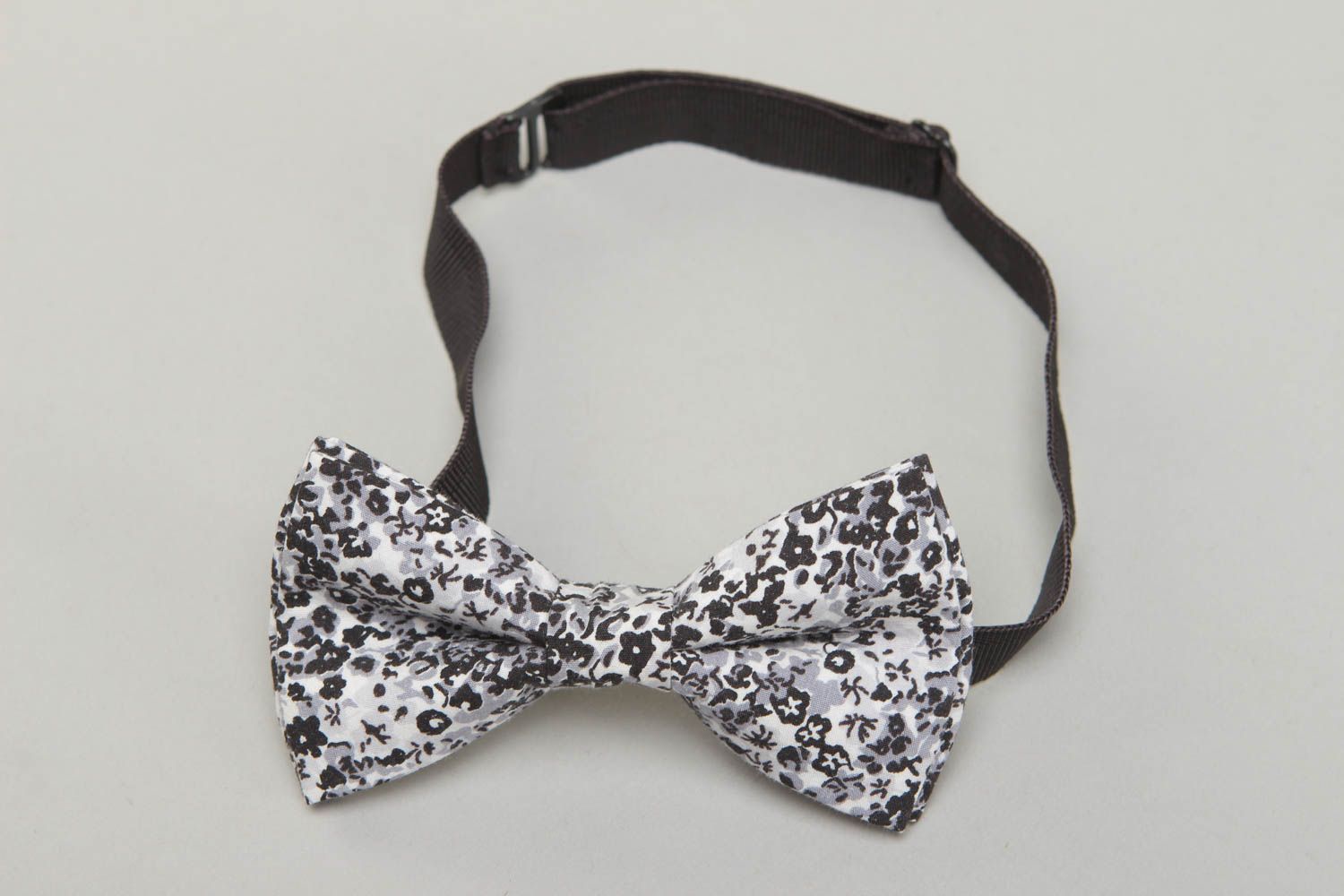 Cotton fabric bow tie with black and white flower print photo 1
