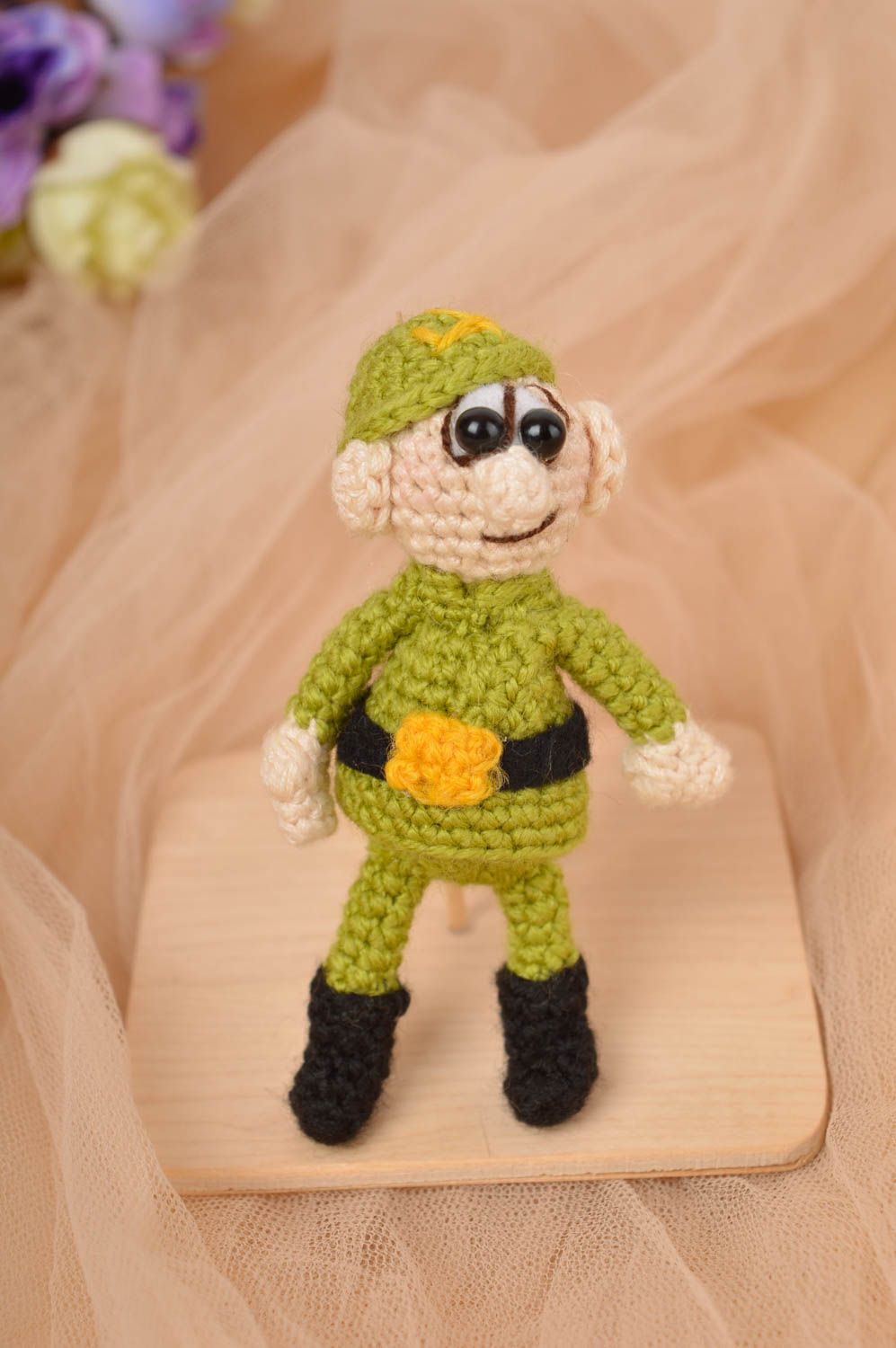 Poupée tricotée Jouet fait main original en fils acryliques Cadeau pour garçon photo 1