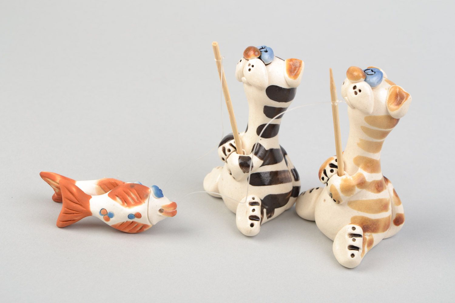 Conjunto de figuras de barro de cerámica artesanal gatos con peces foto 4