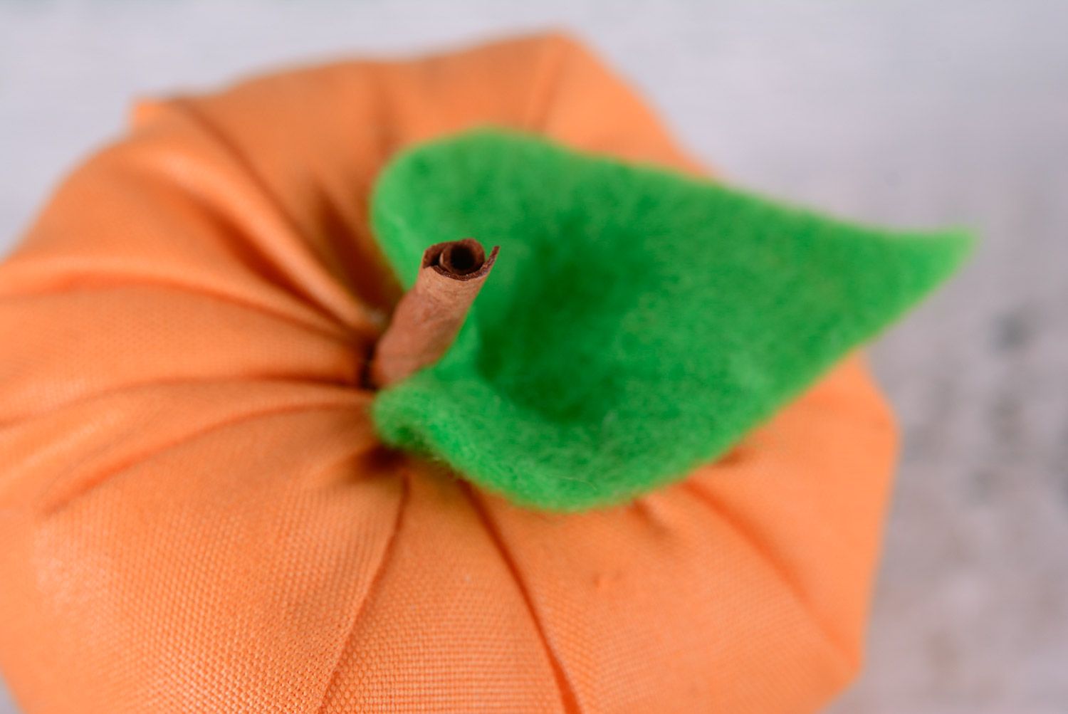Оранжевая авторская игрушка из хлопчатобумажной ткани в виде яблока ручной работы фото 3