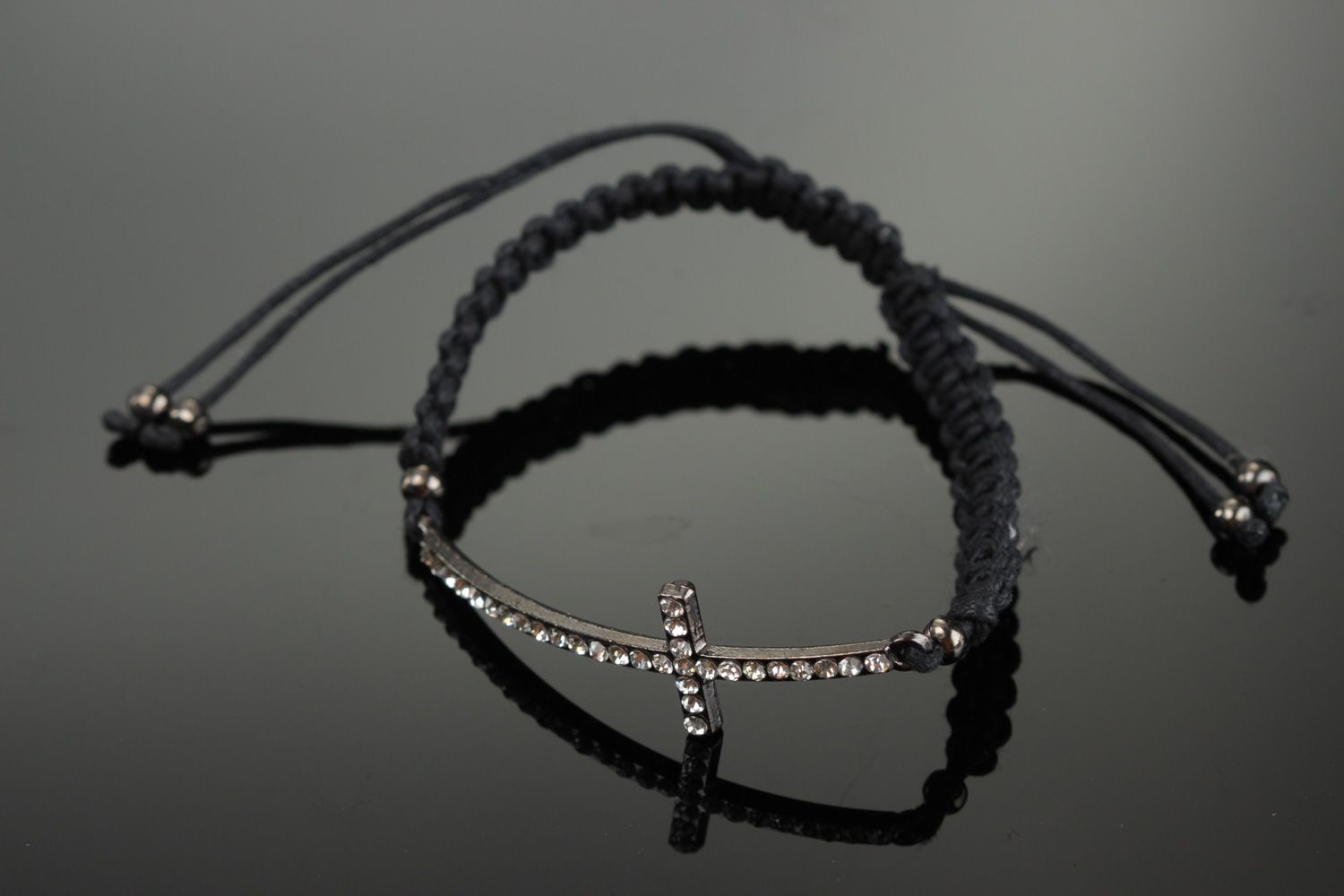 Schwarzes dünnes handgemachtes Armband aus Wachsschnur mit Metallkreuz und Strassstein für Frauen foto 1