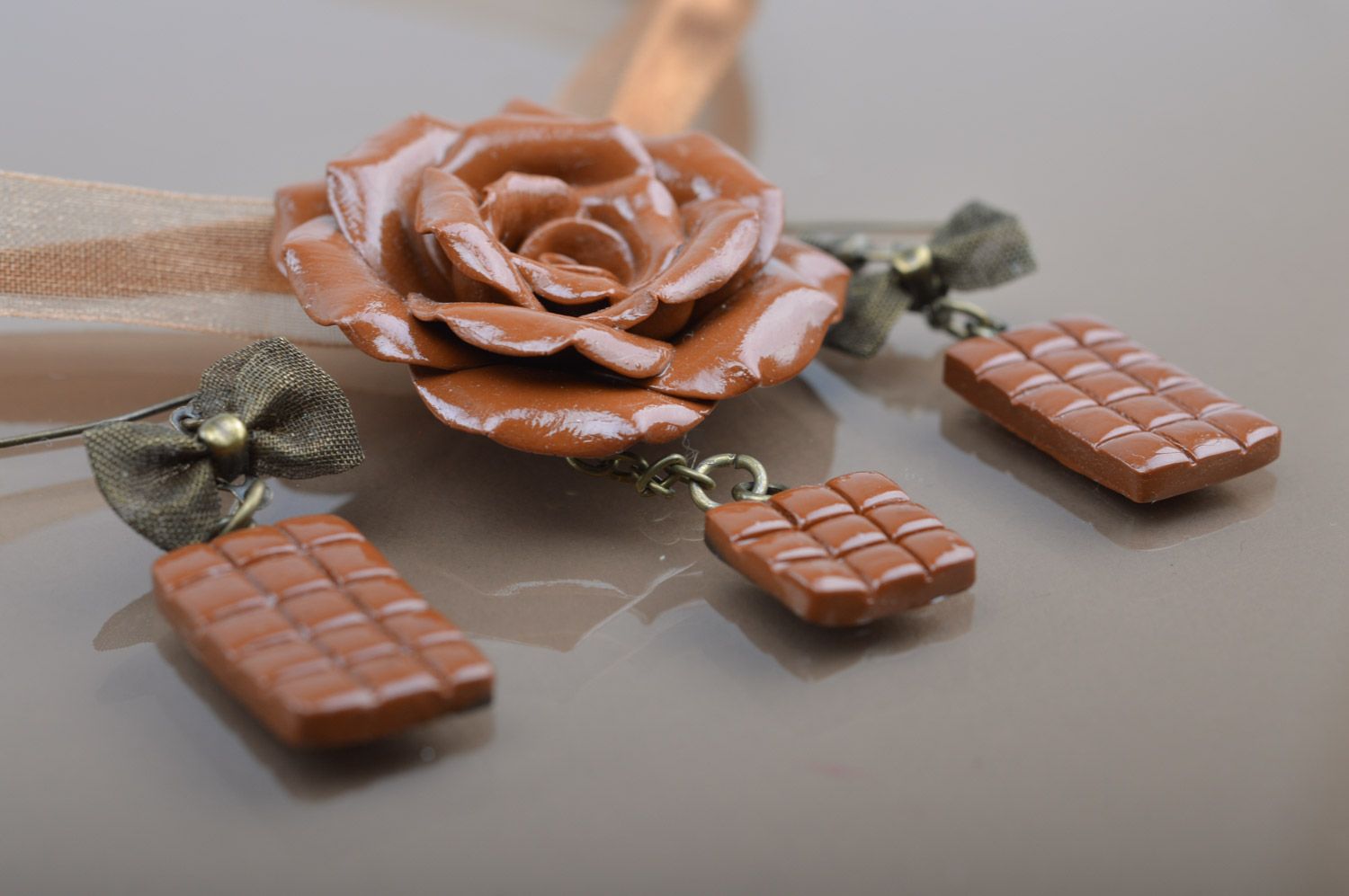 Шоколадный набор украшений из полимерной глины ручной работы серьги и колье фото 4
