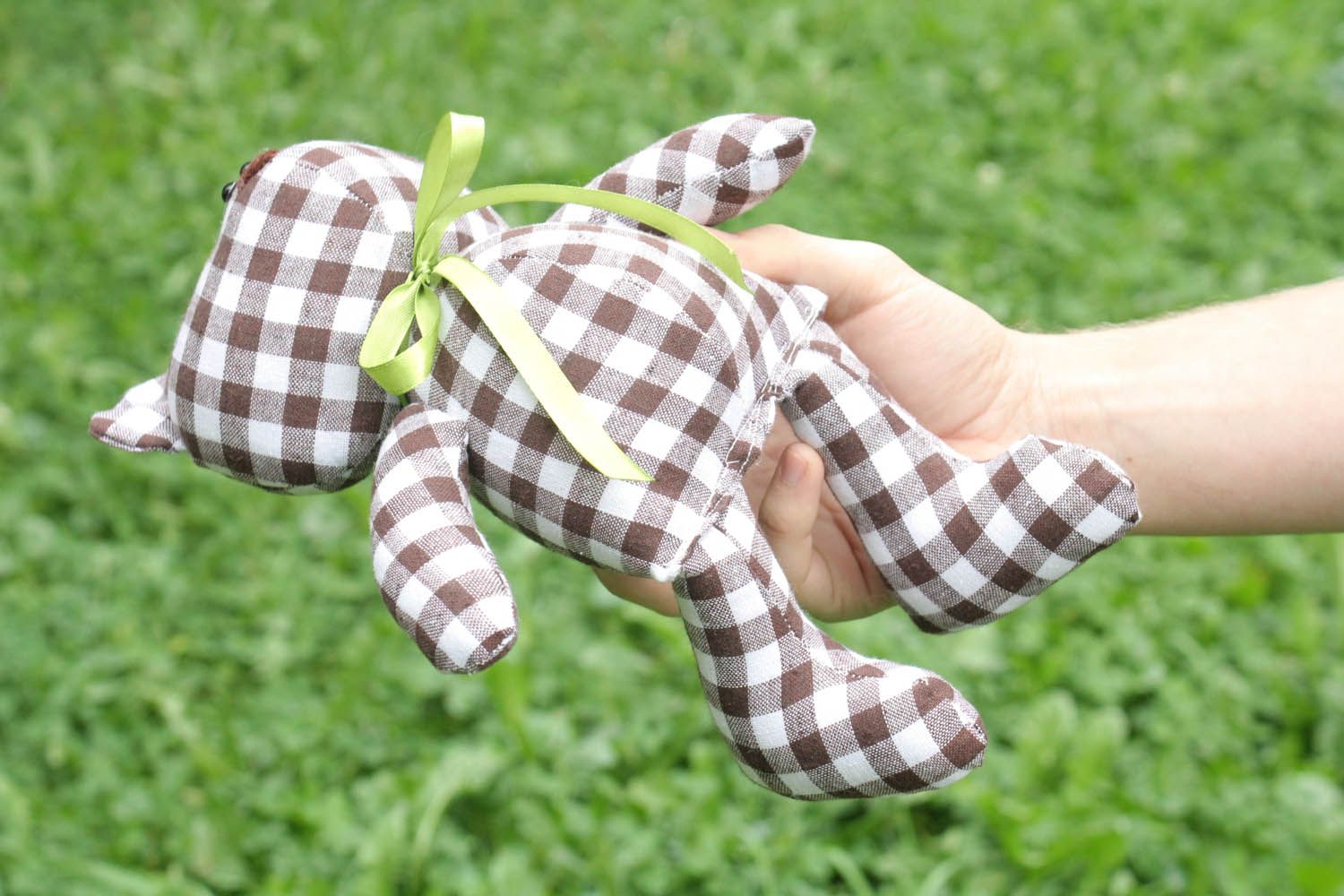 Brinquedo macio têxtil feito à mão para decoração do interior de materiais naturais Ursinho foto 2