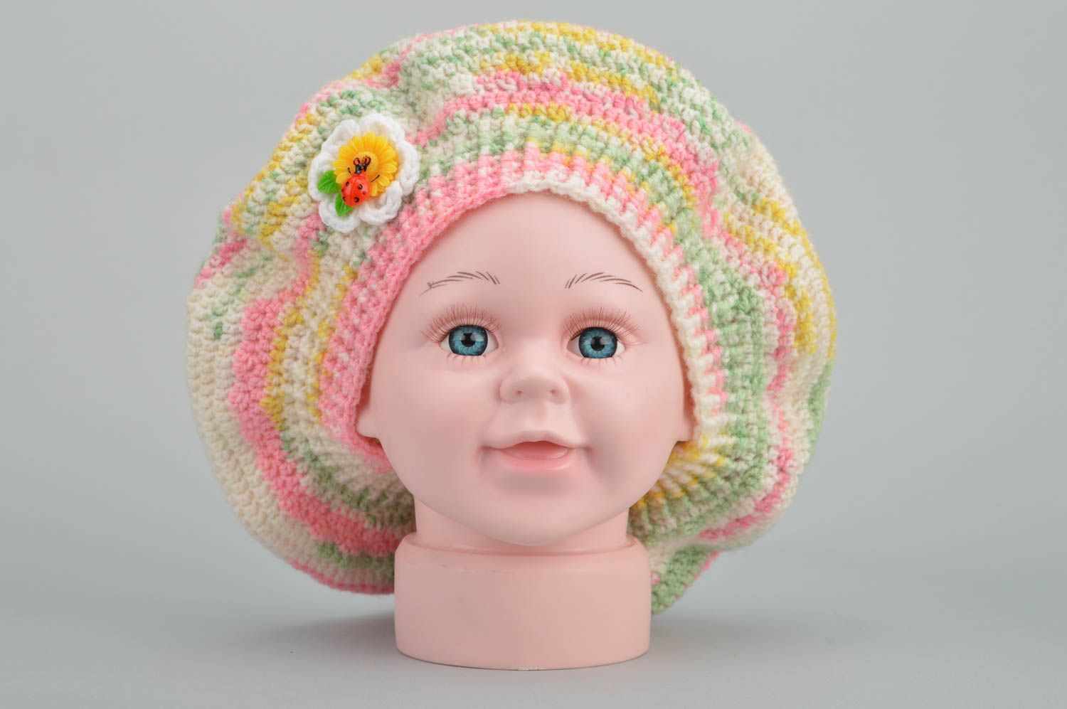 Cappello a maglia fatto a mano accessorio bello da bambine basco a uncinetto foto 3