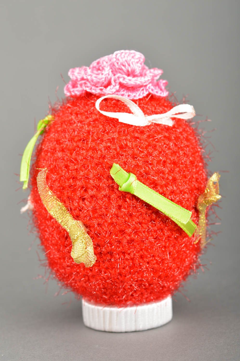 Schönes originelles rotes handmade Osterei gehäkelt aus Acrylfäden mit Bändern foto 2