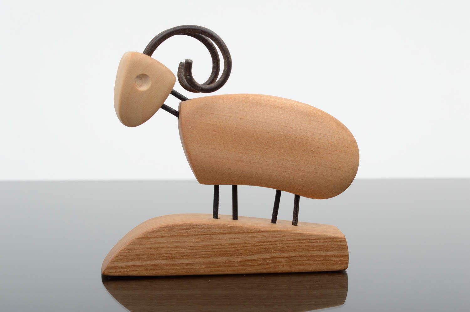 Figurine mouton fait main Statuette déco Cadeau original en bois de frêne photo 1