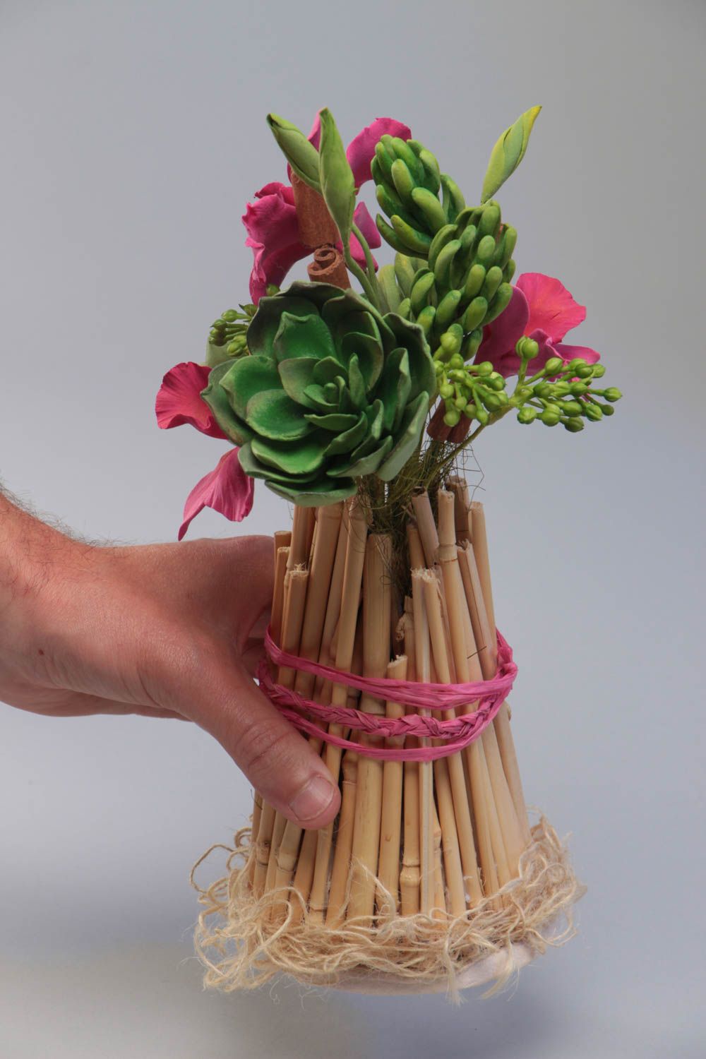 Komposition Blumen aus Polymerton handmade Bambusrohr und Erdschocke für Dekor foto 5