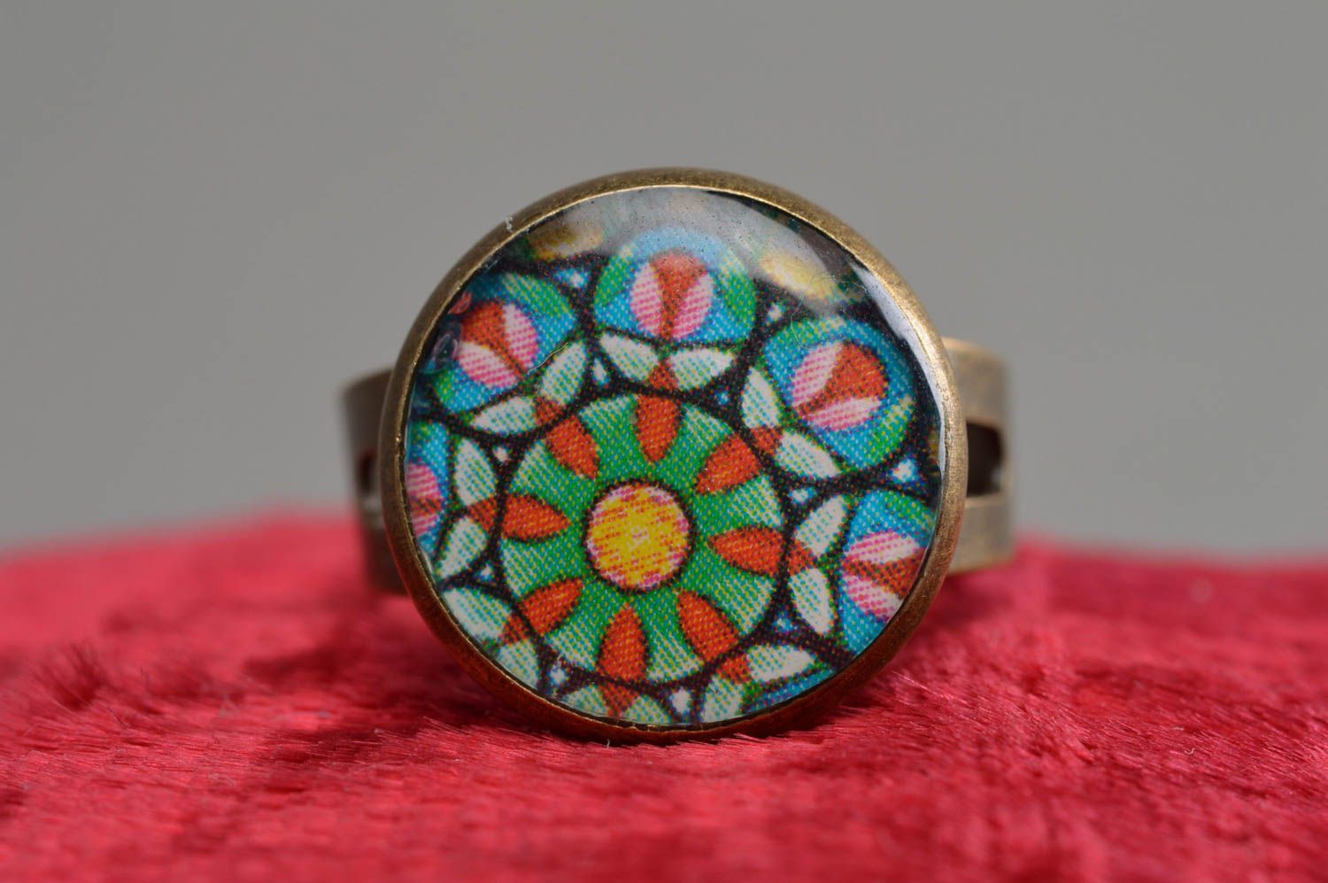 Круглое кольцо с орнаментом в технике декупаж ручной работы под ювелирной смолой фото 3
