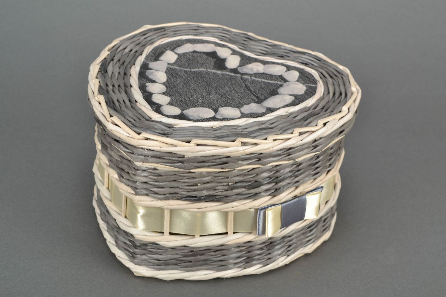 Heart-shaped jewelry box woven of paper  photo 1