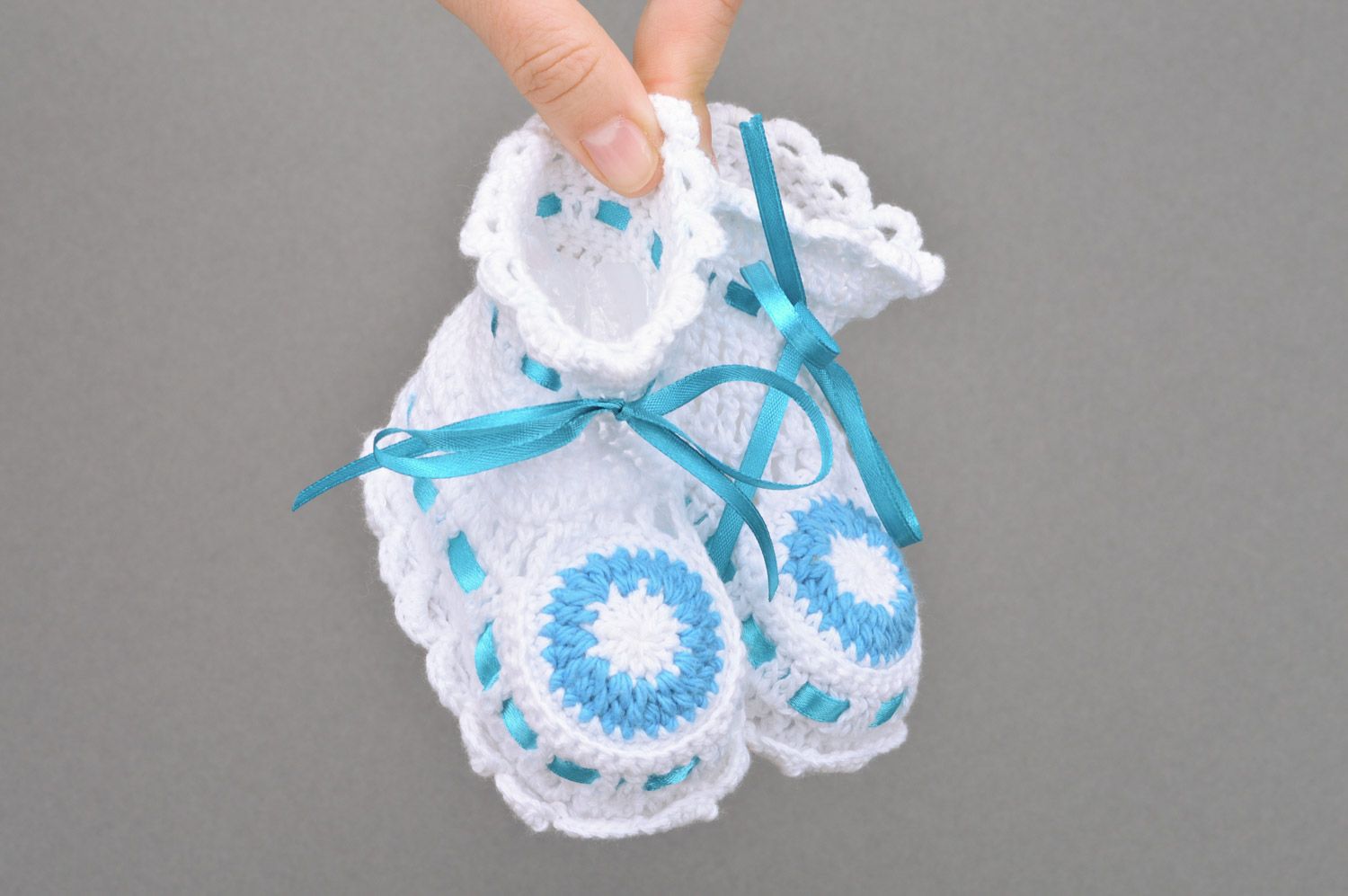 Chaussons de bébé blancs tricotés de coton avec crochet pour garçon faits main  photo 3