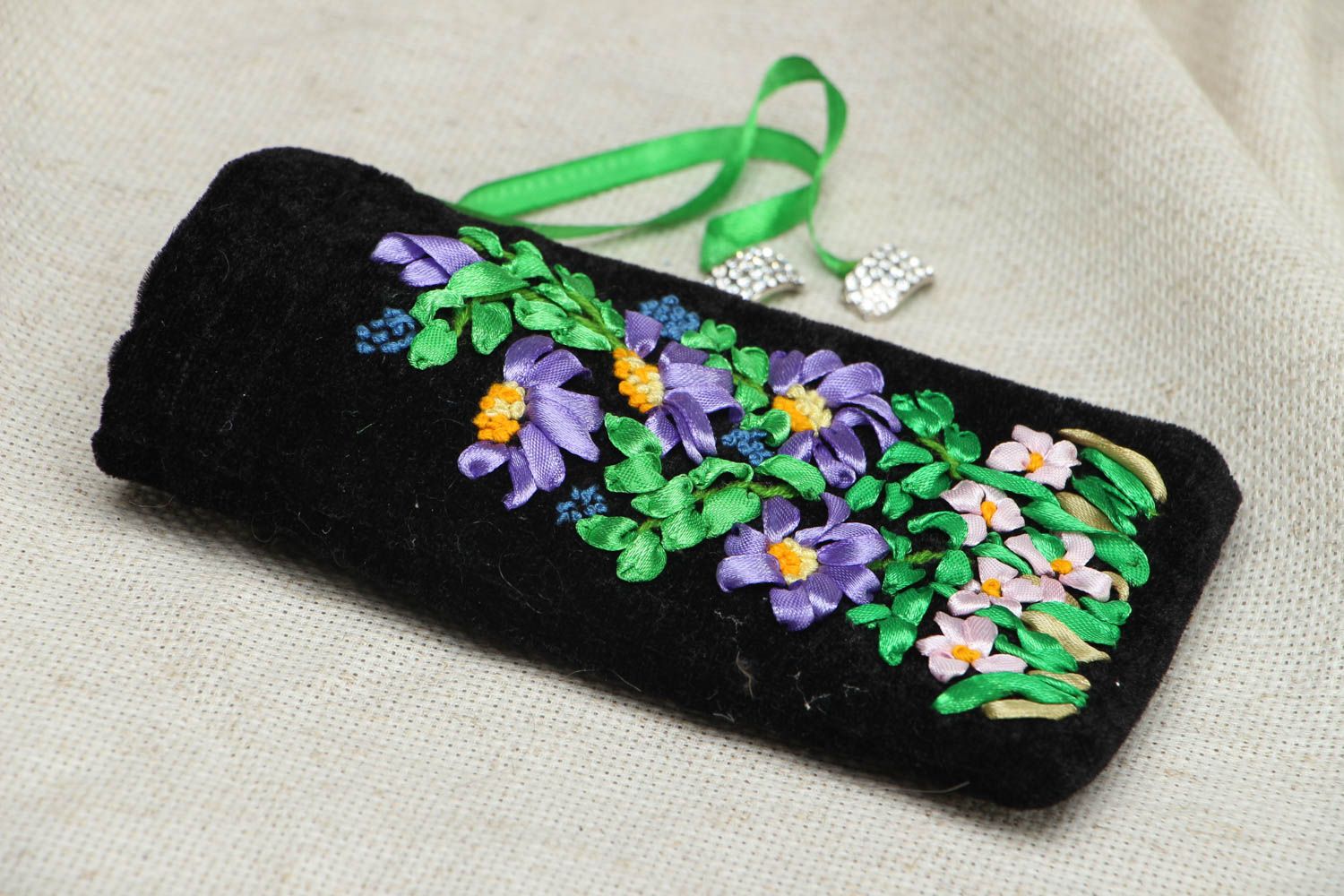 Fabric sunglasses case with ribbon embroidery photo 2