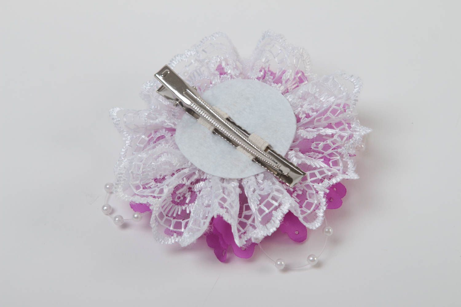 Сиреневая заколка для волос с цветком из ткани в технике гильоширования фото 4
