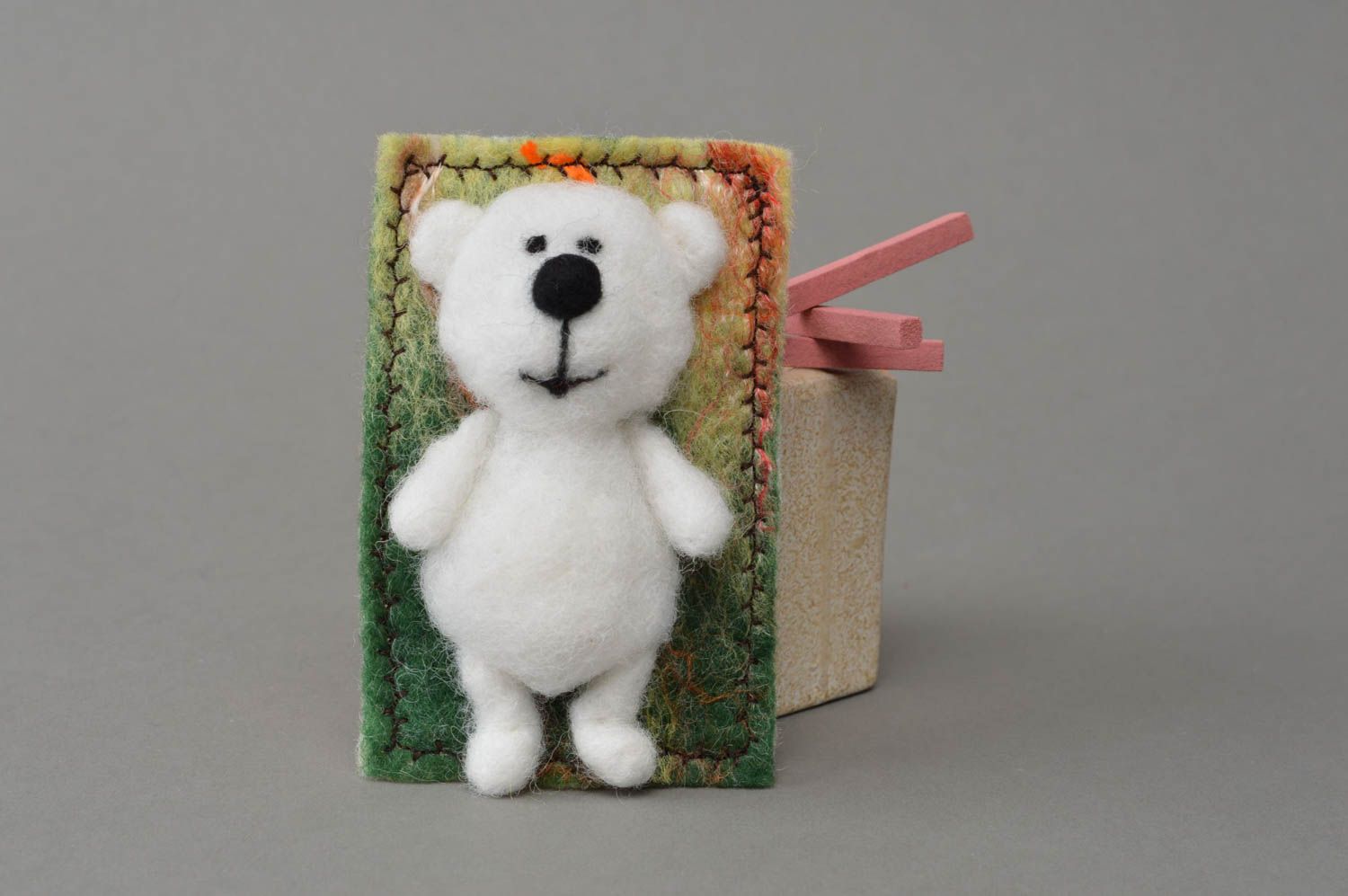 Aimant frigo ours blanc en laine feutrée naturelle fait main pour enfants photo 1