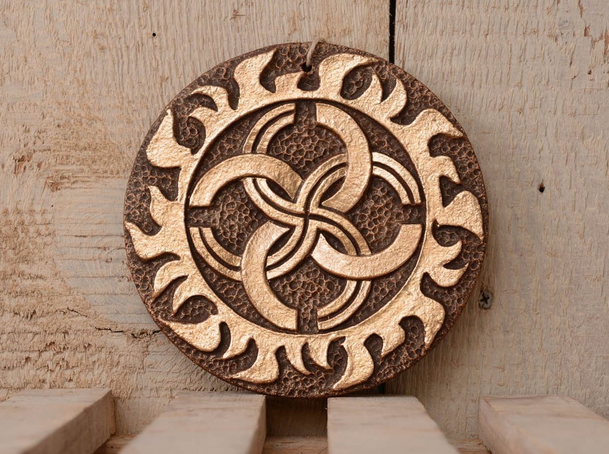 Pingente talismã de interior de cerâmica Svadebnik feito de argila e coberto com potala foto 1