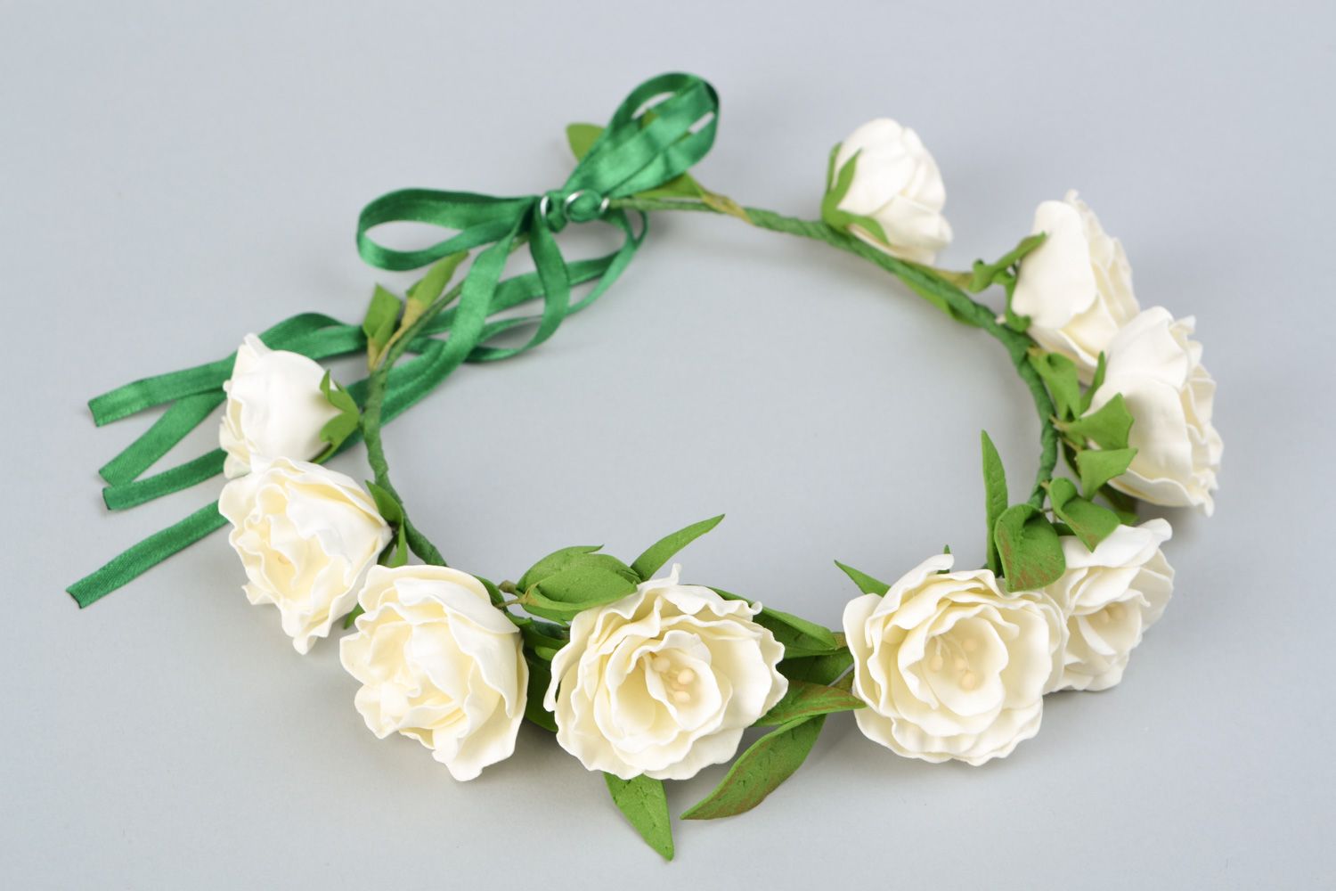Corona de flores blancas para el cabello hecha a mano para novia  foto 3