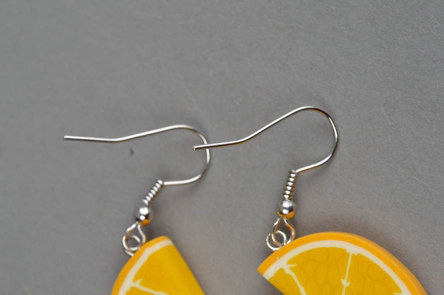 Handgemachte Ohrringe aus Polymerton in Form von Orangenscheiben für Mädchen foto 4