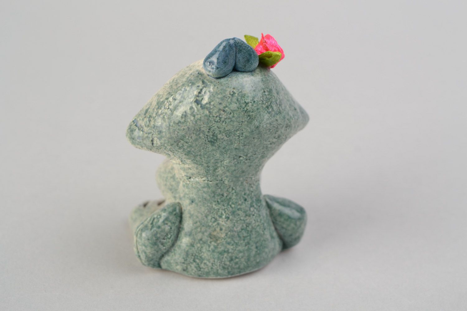 Figura de arcilla hecha a mano en miniatura rana con flor foto 5