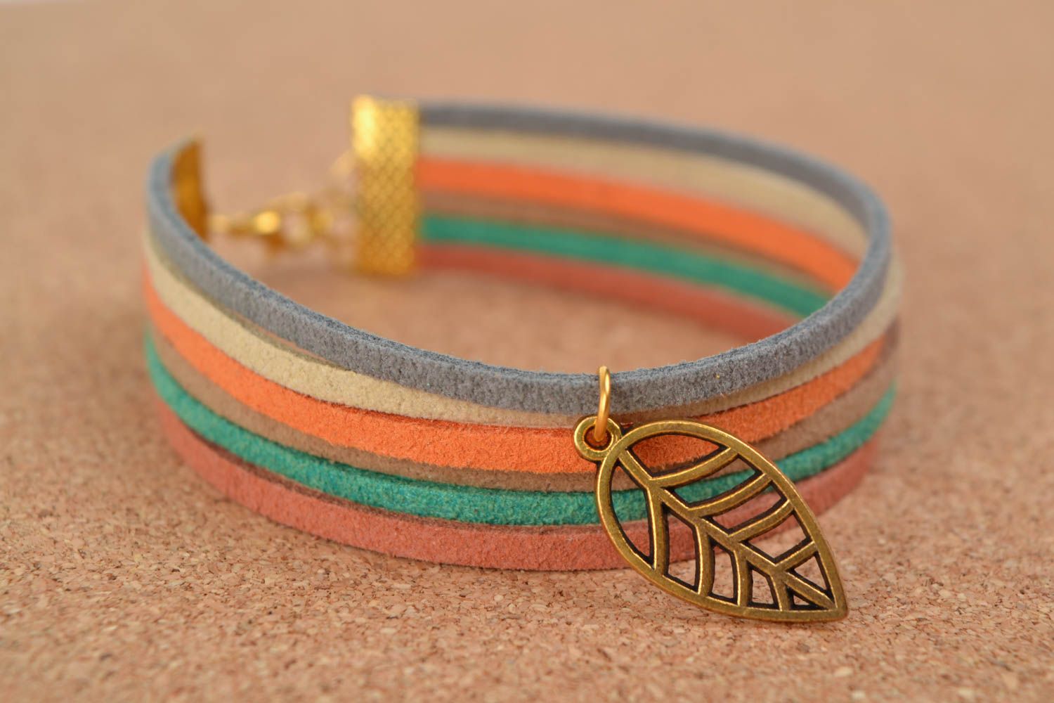 Bracelet en daim large multicolore avec pendeloque feuille fait main pour femme  photo 1