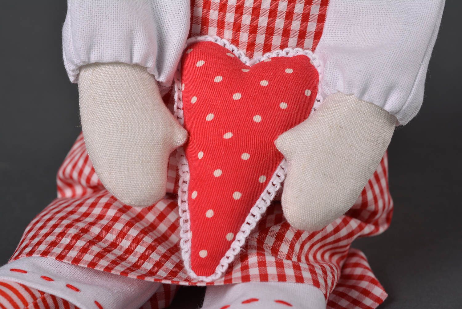 Bambola bella in stoffa fatta a mano pupazzo tessile originale con cuore foto 4
