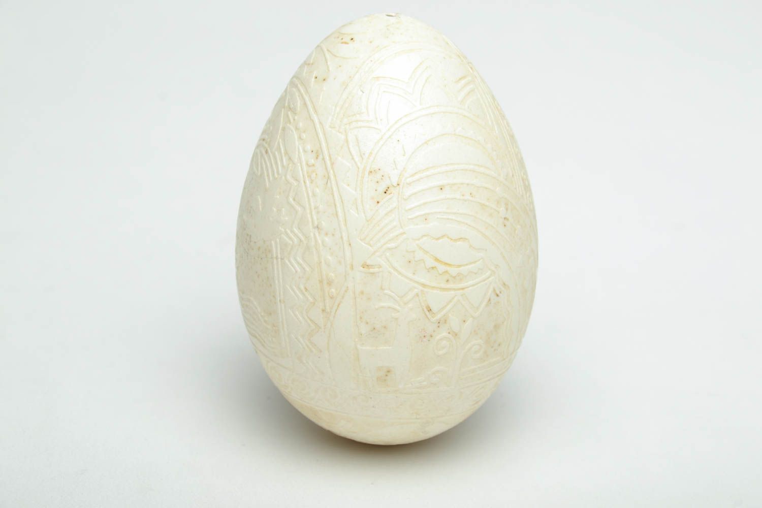Oeuf de Pâques peint de cire avec ornement original blanc fait main décoratif  photo 3