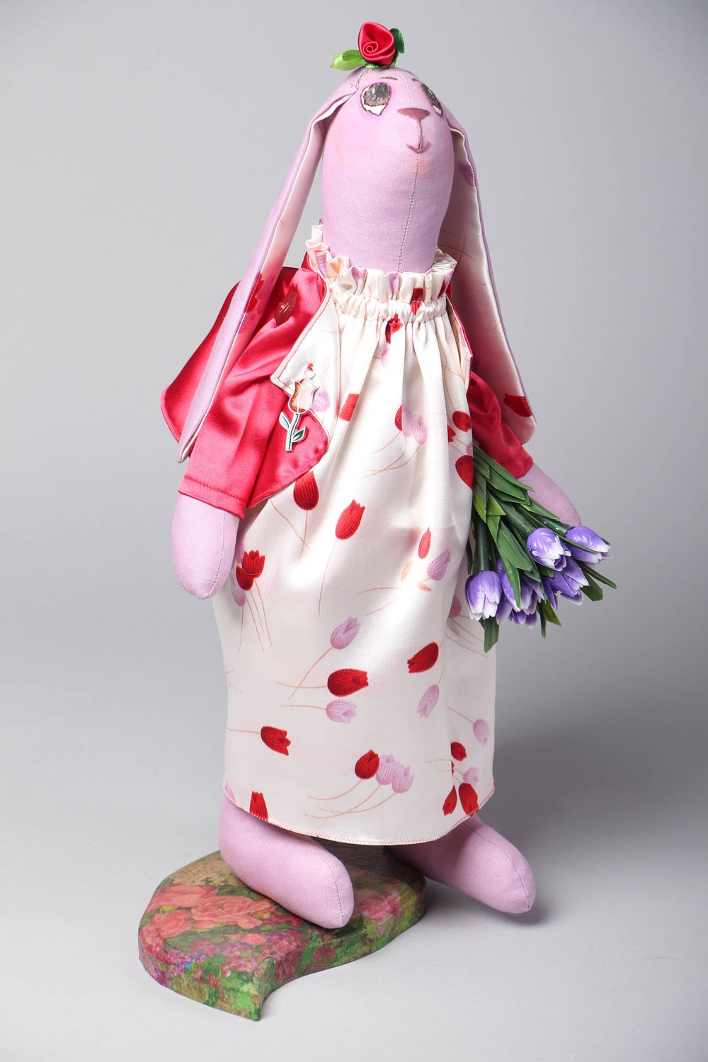 Jouet décoratif en tissu fait main Lapin avec bouquet photo 1