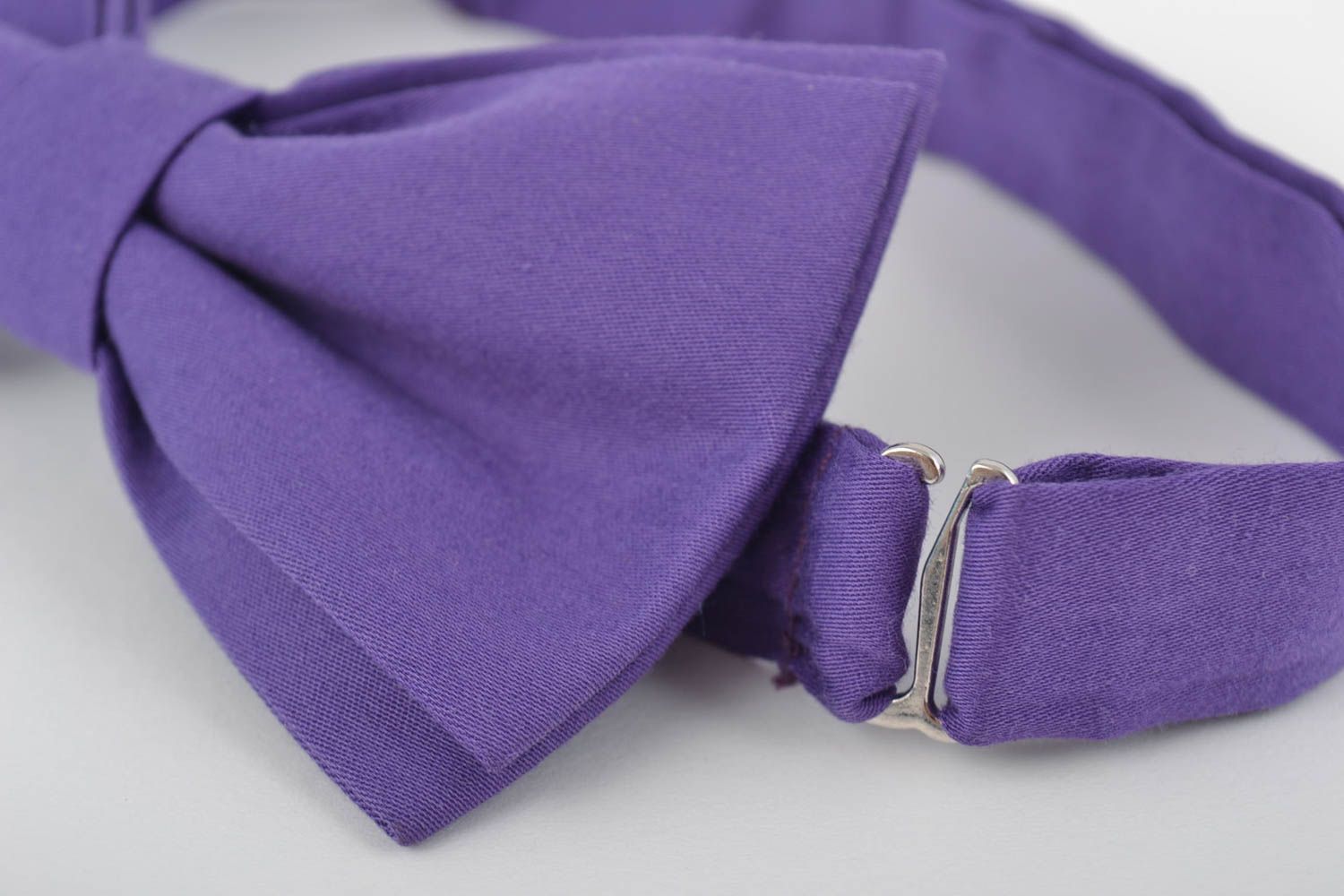 Pajarita de tela hecha a mano original violeta accesorio unisex elegante foto 2
