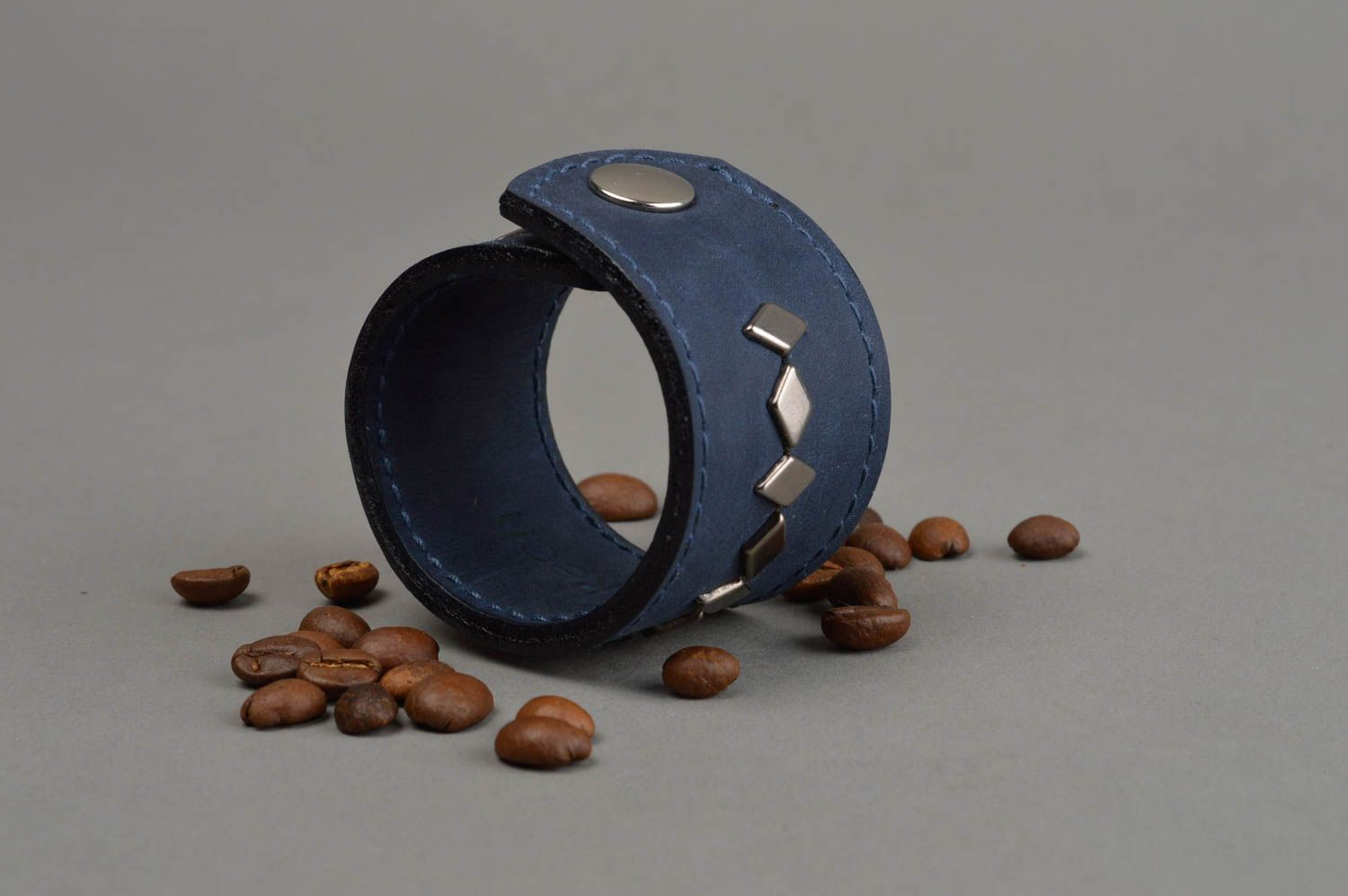 Bracelet en cuir naturel bleu avec éléments métalliques fait main large photo 1