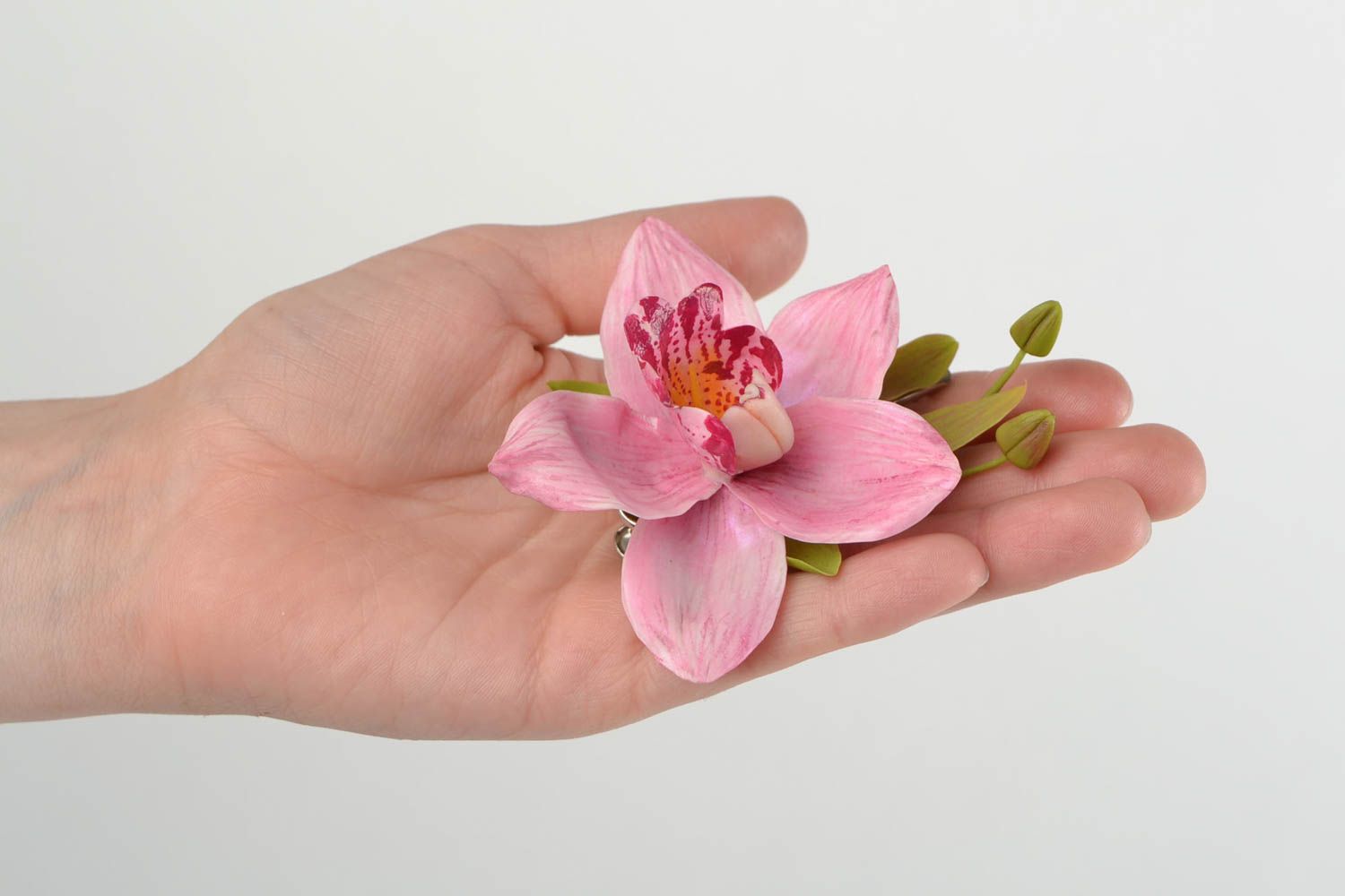 Красивая заколка-брошь из холодного фарфора ручной работы в виде розовой орхидеи фото 2