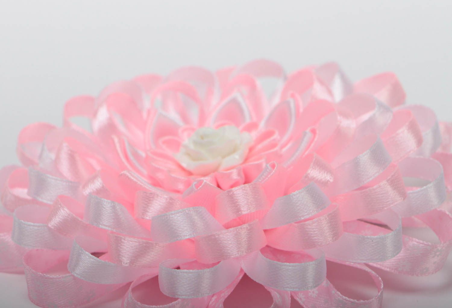Розовая атласная заколка в виде цветка ручной работы красивая авторская фото 3