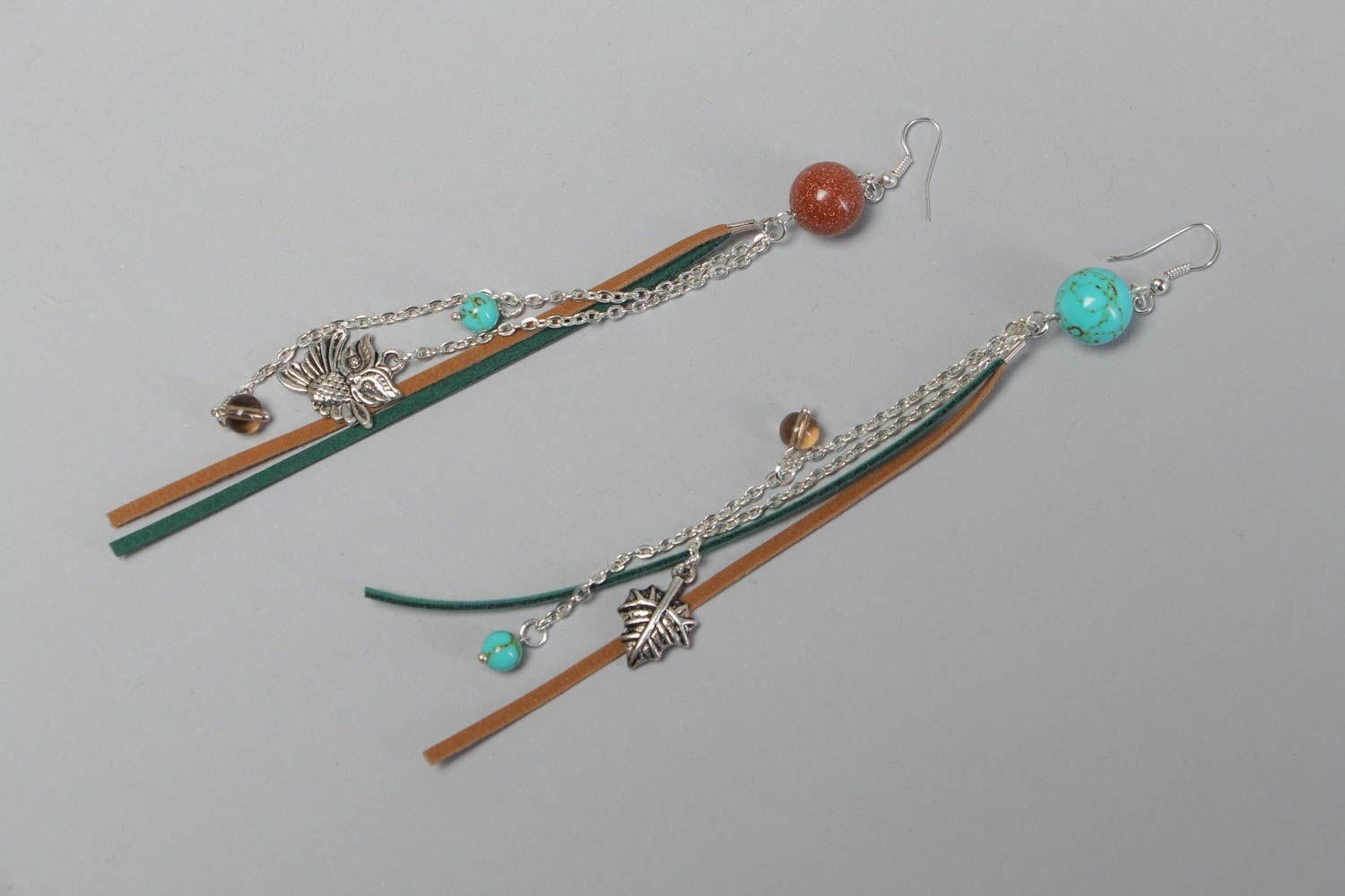 Handgemachte lange Ohrringe aus Leder mit Natursteinen Türkis und Aventurine foto 2