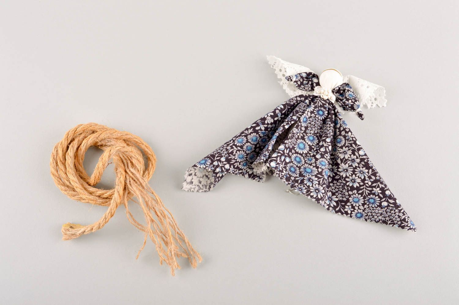 Авторская кукла ручной работы игрушка с петелькой кукла из ткани для декора фото 1