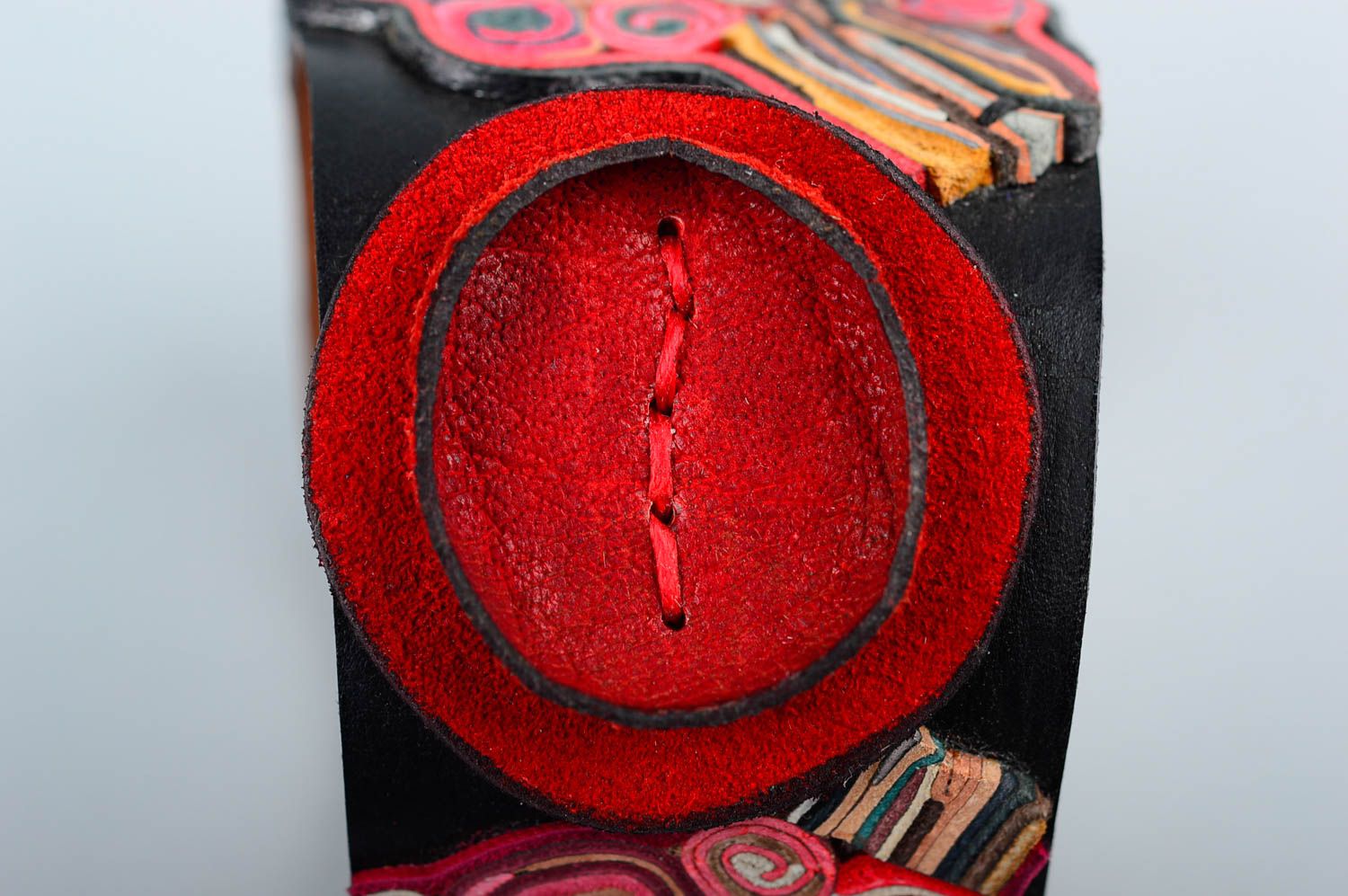 Pulsera de cuero hecha a mano rojinegra accesorio de moda complemento de mujer  foto 4
