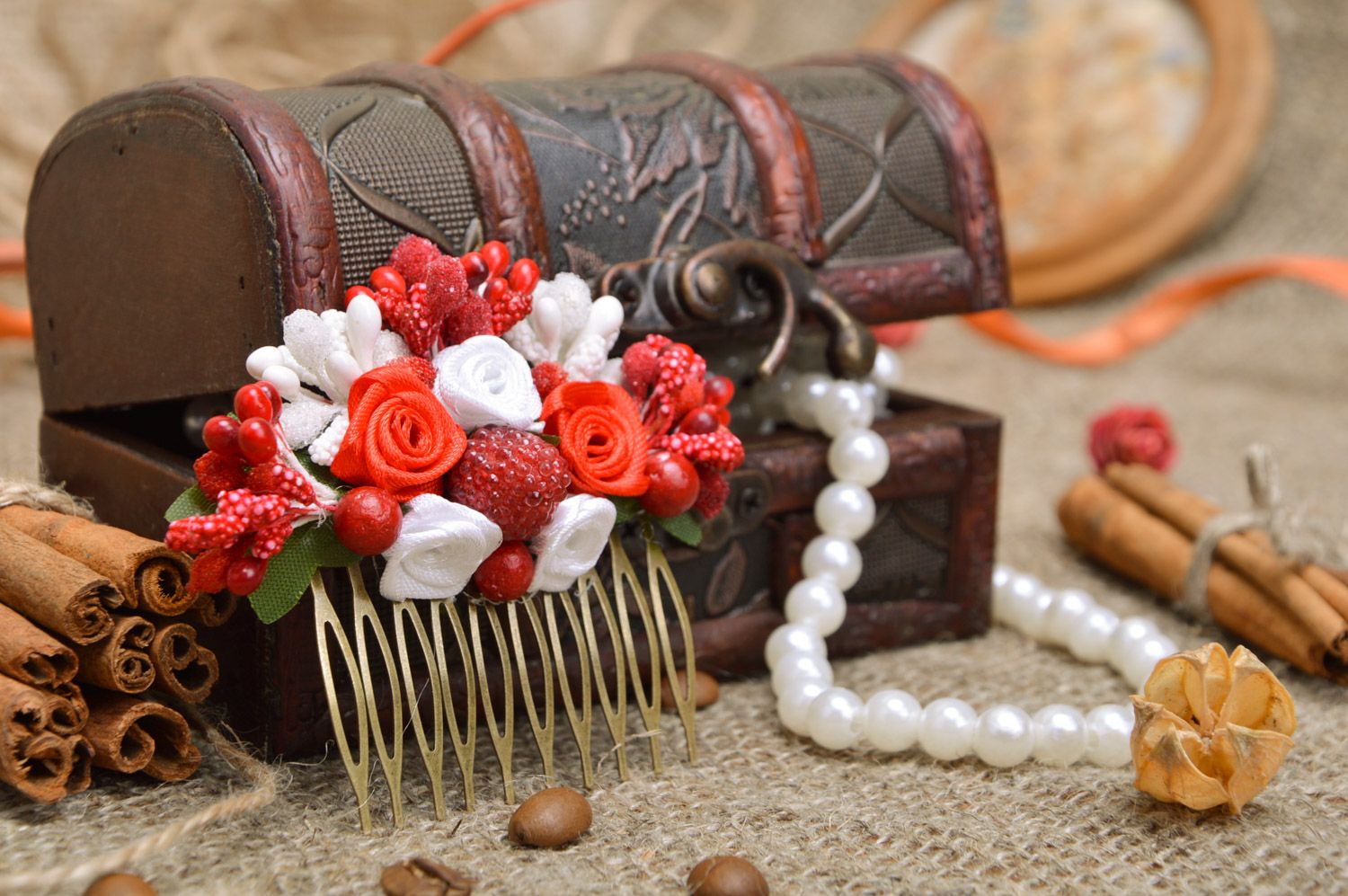 Заколка гребень для волос с цветами из лент и ягодами ручной работы красная с белым фото 1