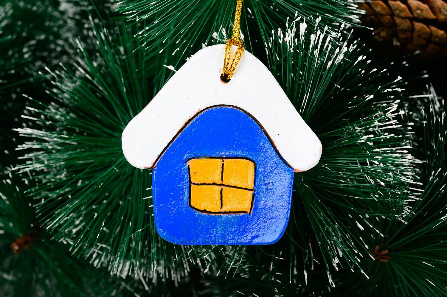 Игрушка на елку хэнд мэйд декор для дома глиняная игрушка в виде синего домика фото 1