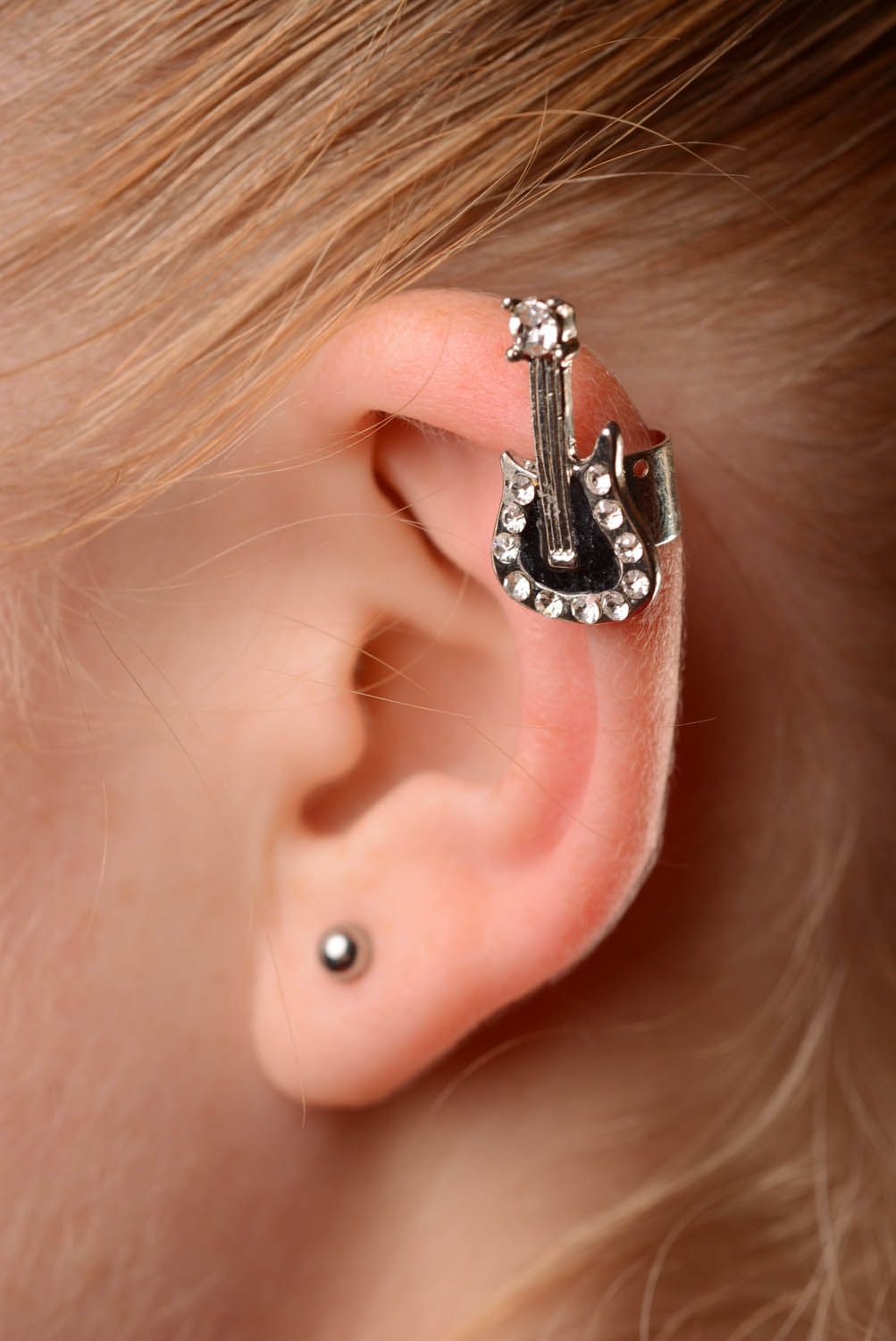 Ear cuff hecho a mano “Guitara” foto 3