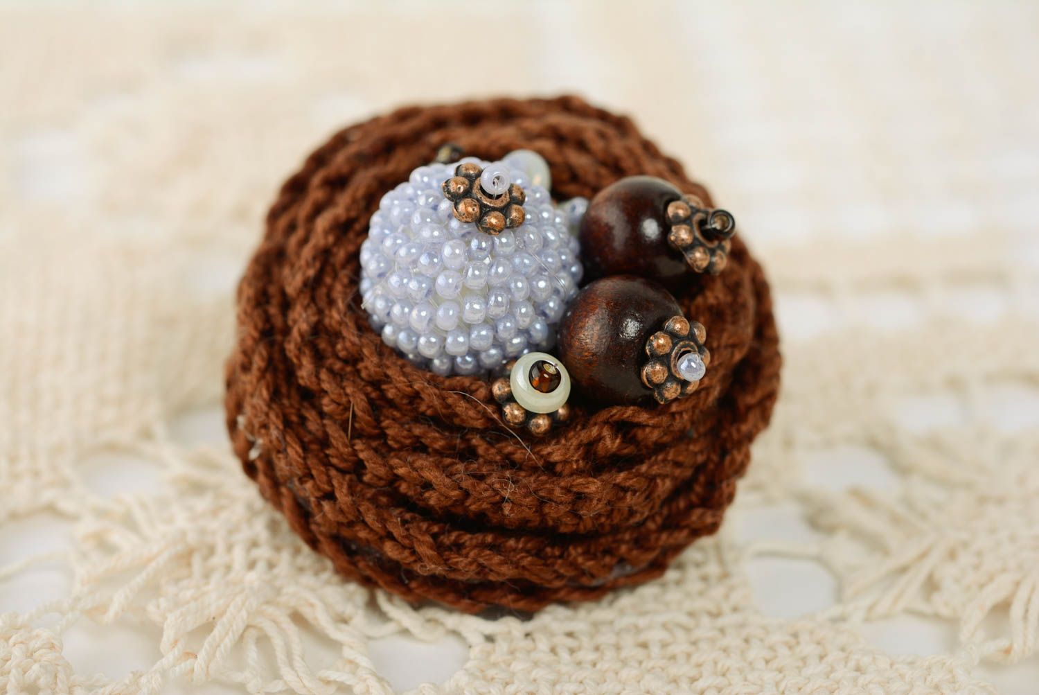Broche fleur tricotée brune faite main perles de rocaille et bois bijou original photo 1