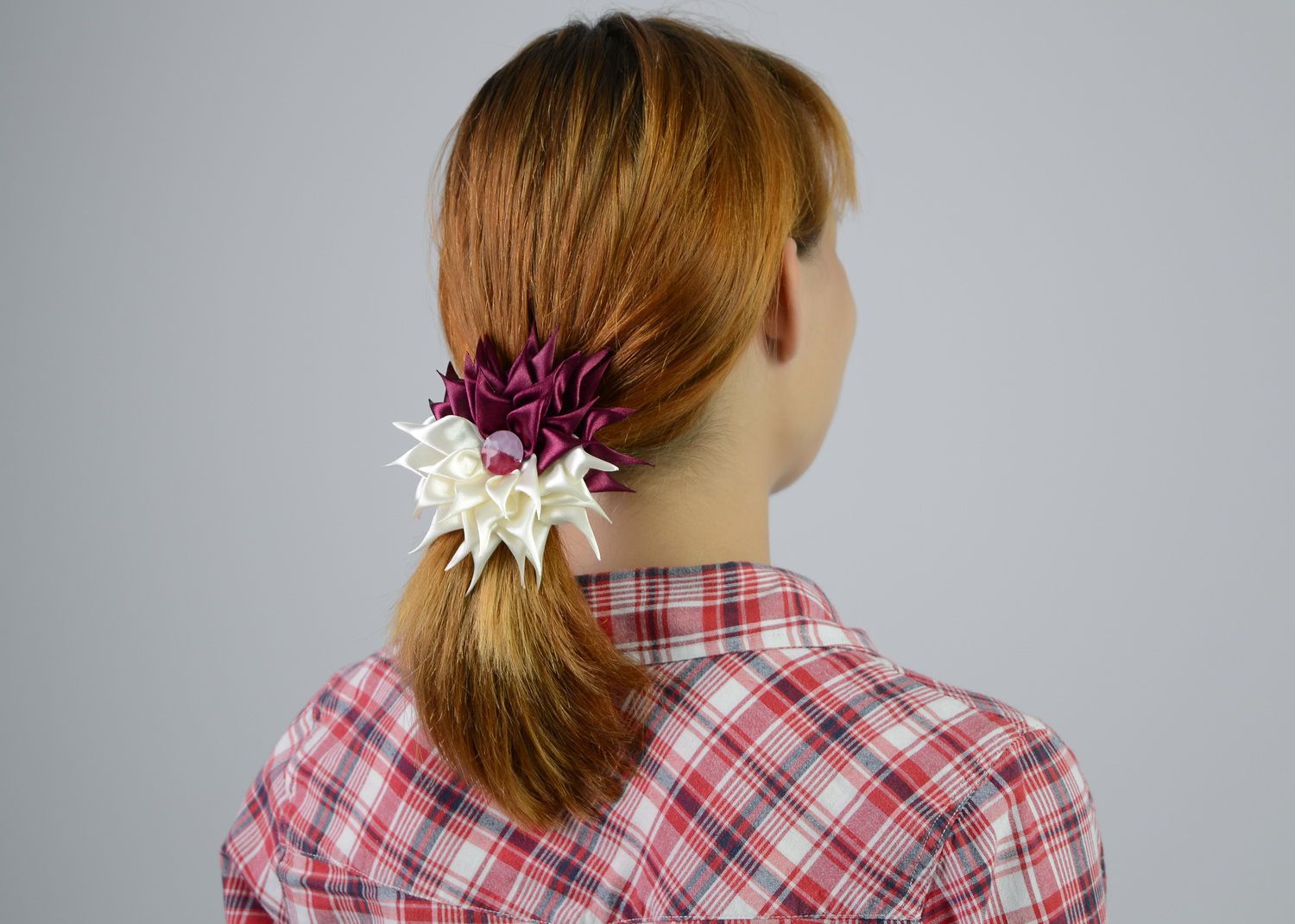 Резинка для волос с атласным цветком фото 5