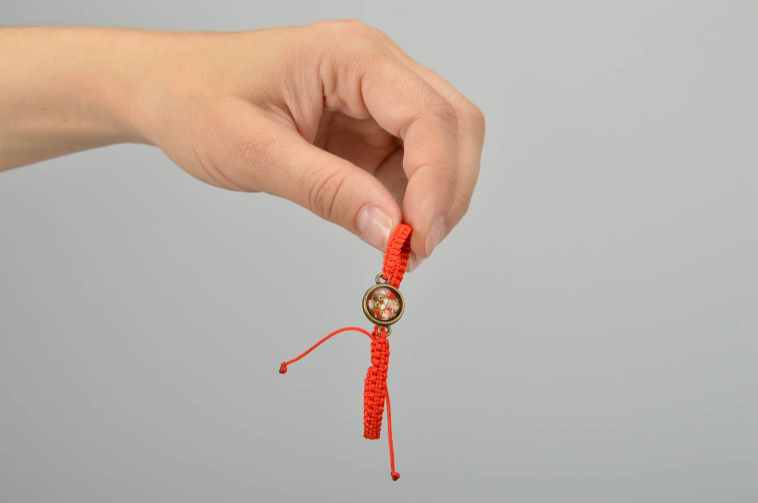 Оригинальный плетеный браслет из вощеной нити красного цвета ручной работы фото 2
