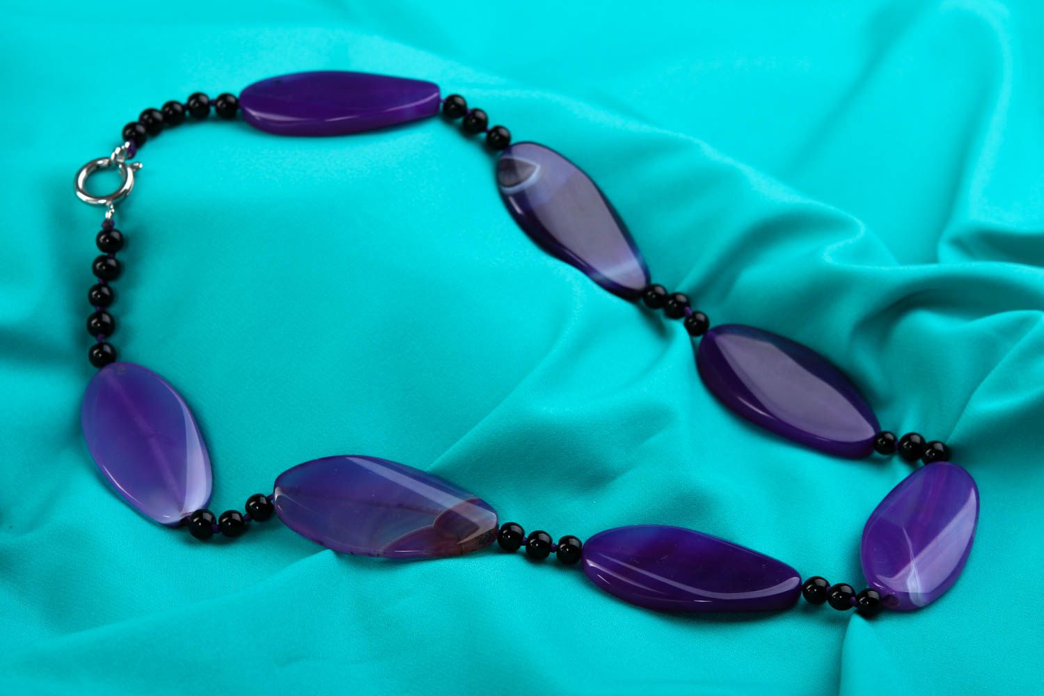 Бусы ручной работы фиолетовые бусы из агата авторское украшение стильное фото 1