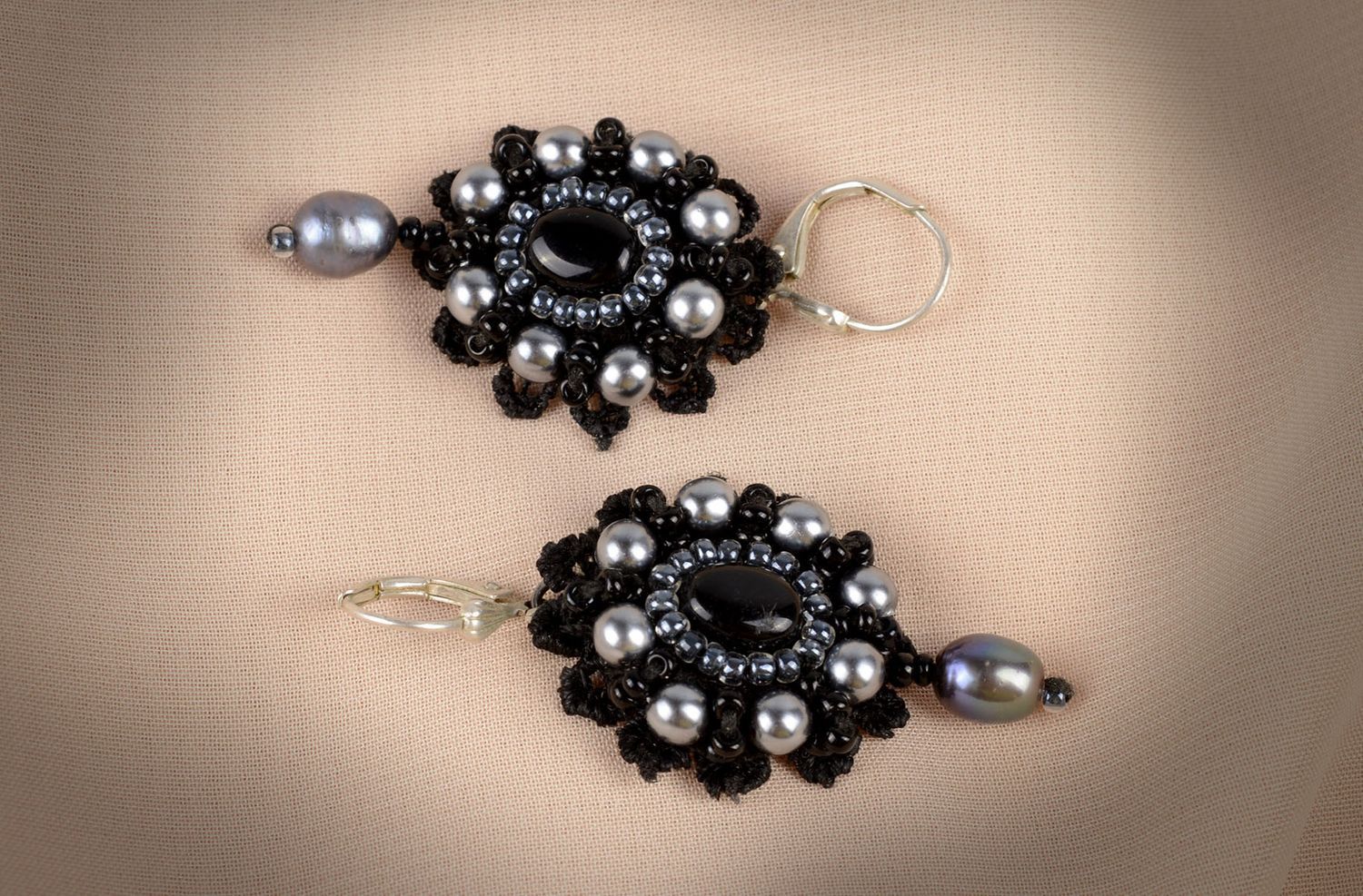 Boucles d'oreilles pendantes Bijou fait main noir Accessoire femme perles photo 5
